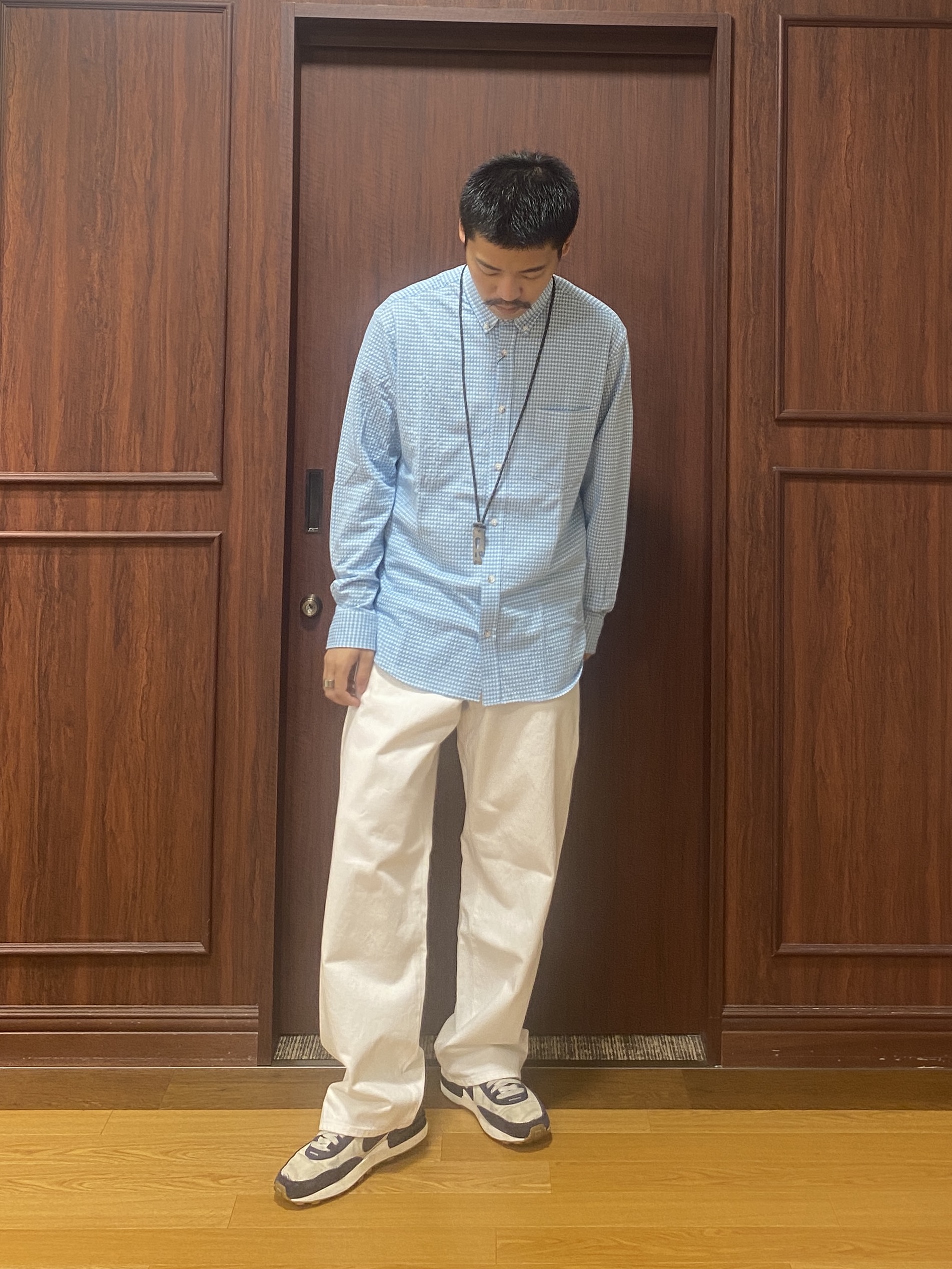 石井友也さんの「TAKEO KIKUCHI｜【抗菌防臭/シーズンレス】シアサッカーギンガムチェック ストレッチシャツ」を使ったコーディネート