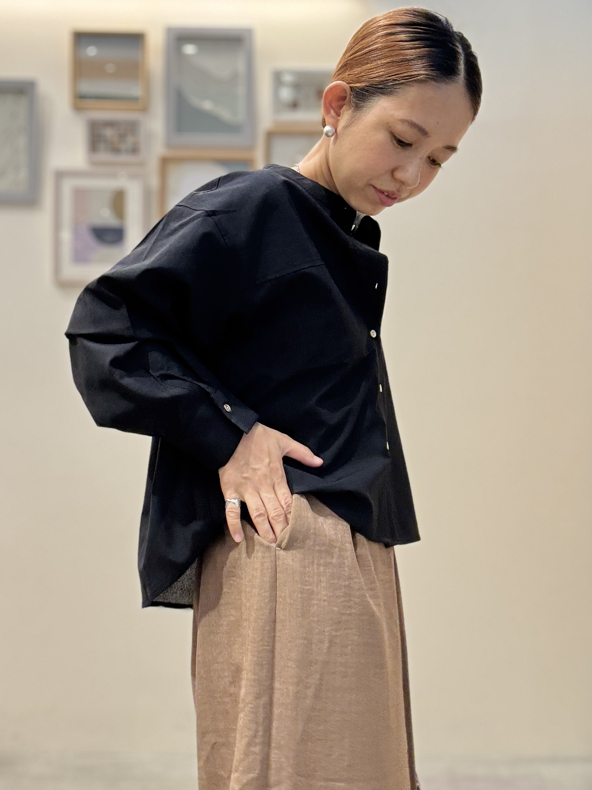 たけぴさんの「SHOO･LA･RUE｜【通気性〇/S-LL/洗濯機可】さらりと心地よい。ノーカラーシャツ」を使ったコーディネート