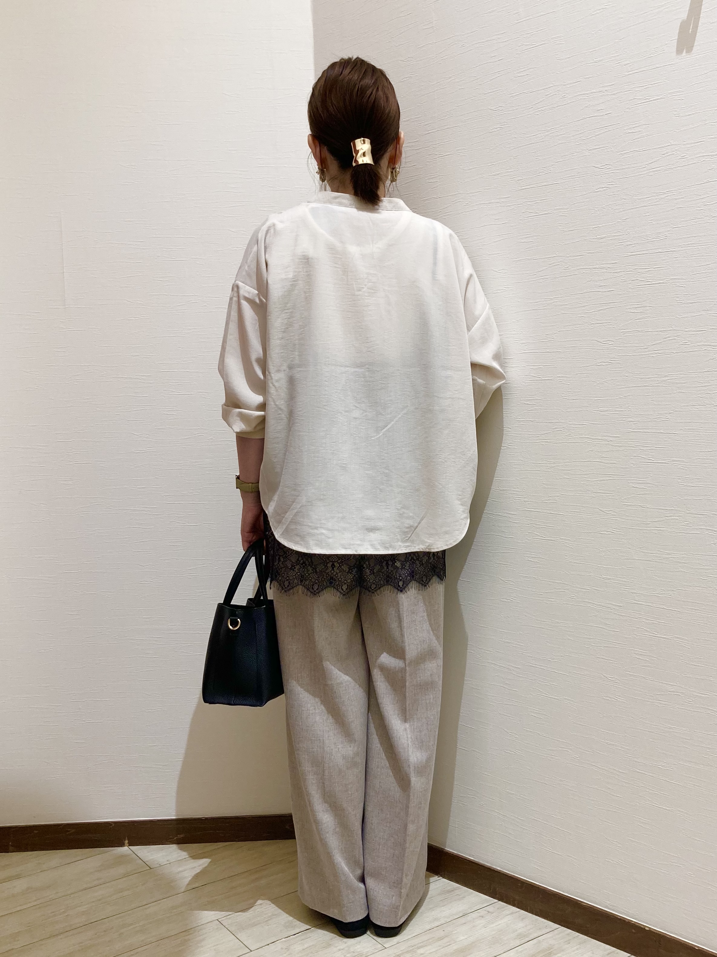 さとさんの「SHOO･LA･RUE｜【洗濯後しわになりにくい/S-LL】キーネック金ボタンポケットシャツ」を使ったコーディネート