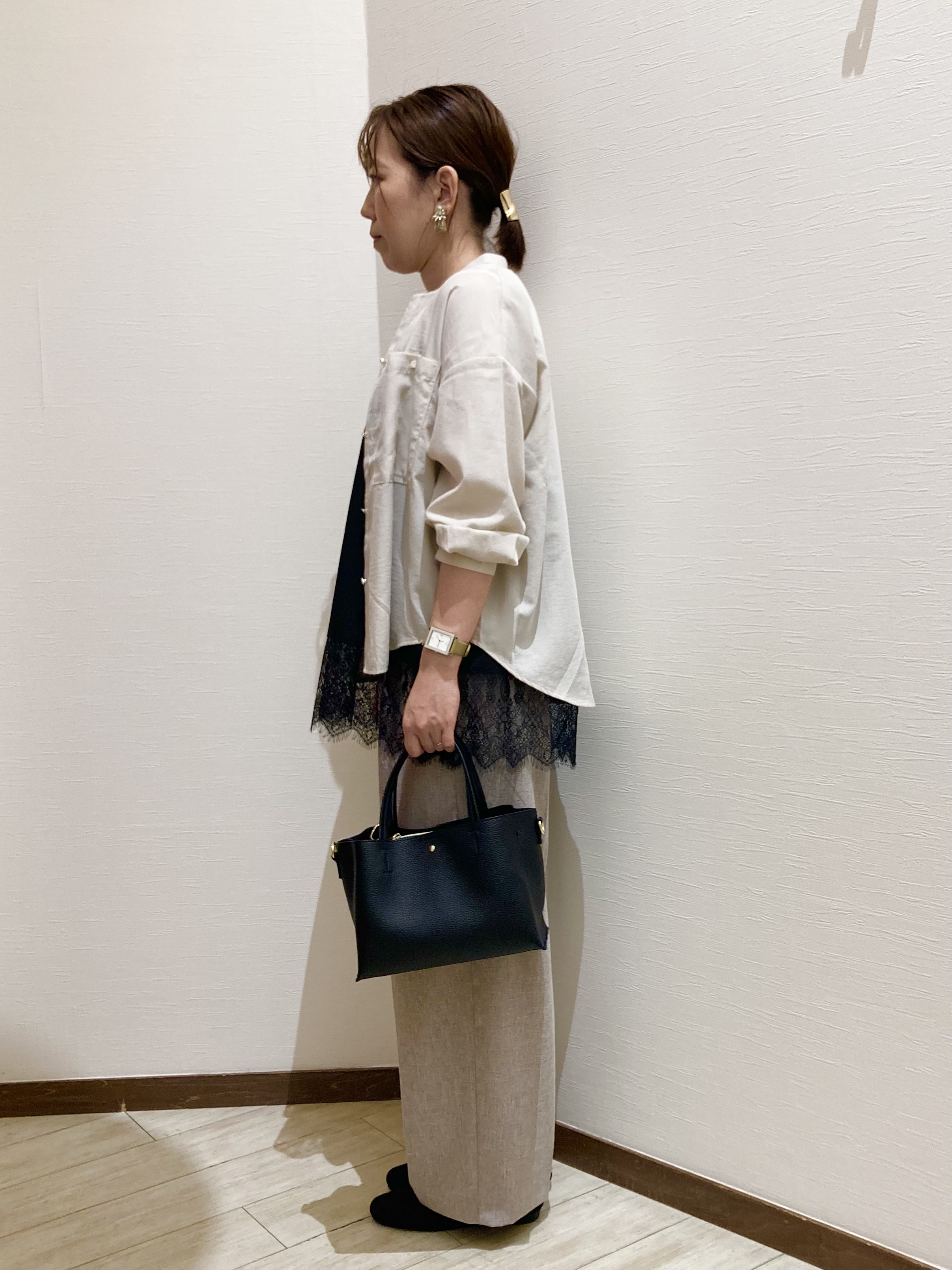 さとさんの「SHOO･LA･RUE｜【洗濯後しわになりにくい/S-LL】キーネック金ボタンポケットシャツ」を使ったコーディネート