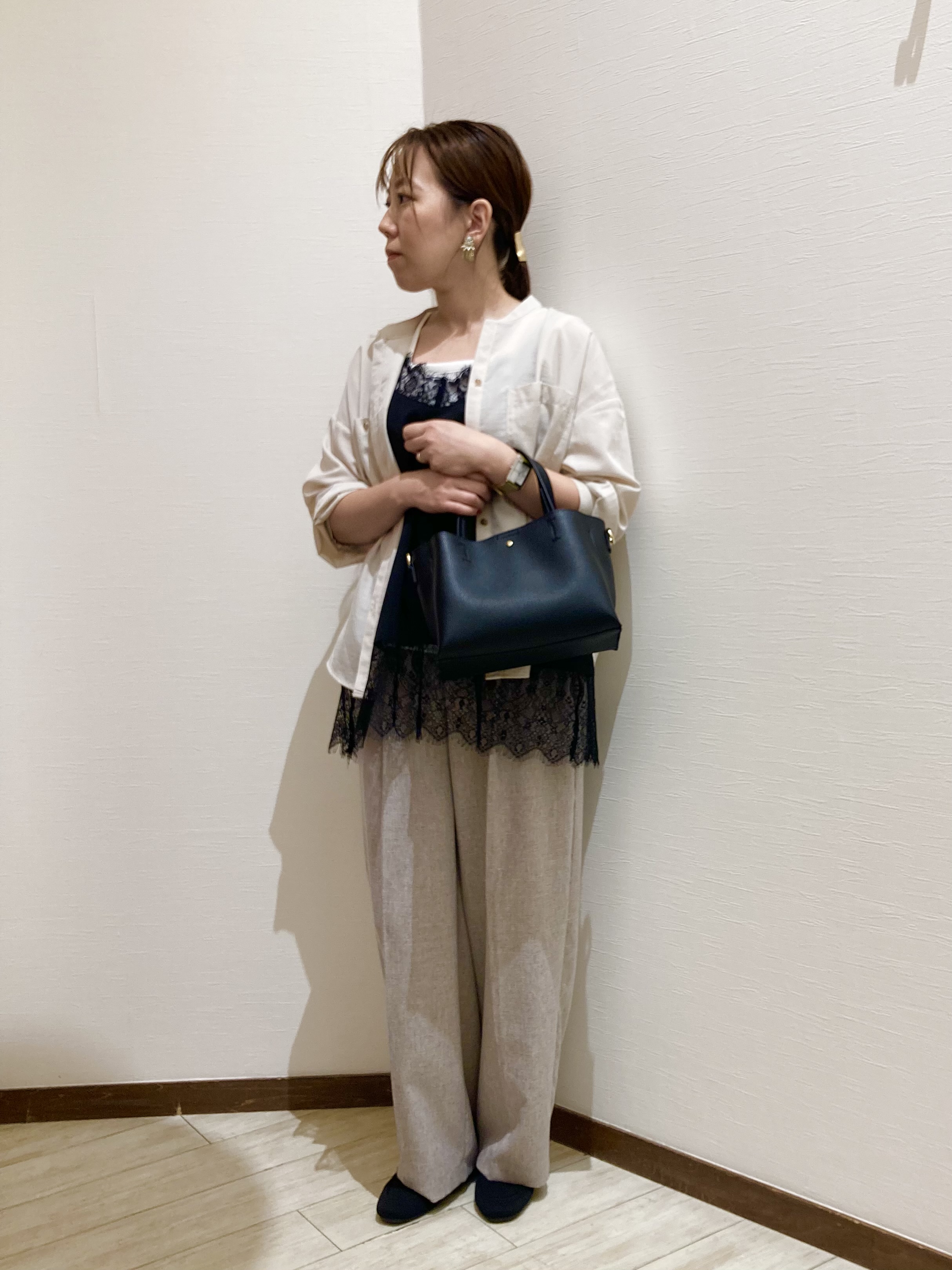 さとさんの「SHOO･LA･RUE｜【洗濯後しわになりにくい/S-LL】キーネック金ボタンポケットシャツ」を使ったコーディネート