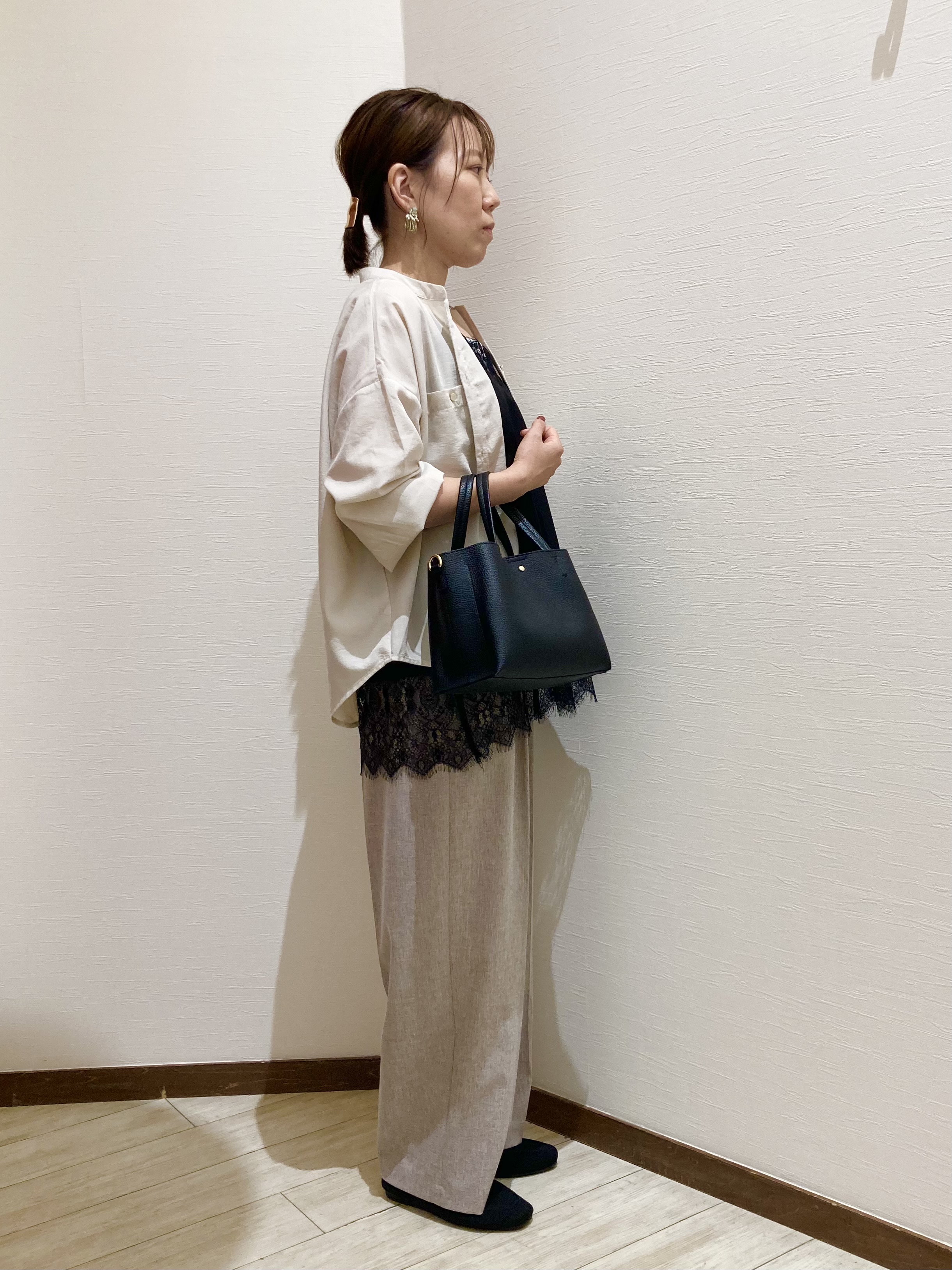さとさんの「SHOO･LA･RUE｜【洗濯後しわになりにくい/S-LL】キーネック金ボタンポケットシャツ」を使ったコーディネート