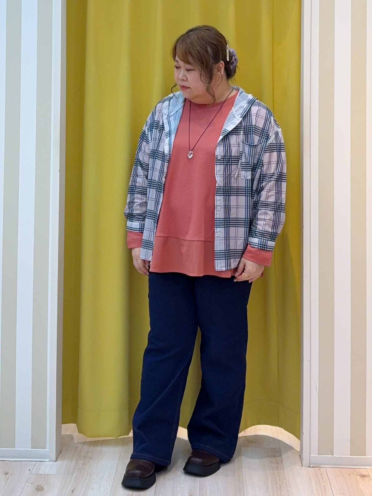 kotoさんさんの「SHOO･LA･RUE｜【洗濯機可/体型カバー】程よい透け感の ゆるシア―シャツパーカ」を使ったコーディネート