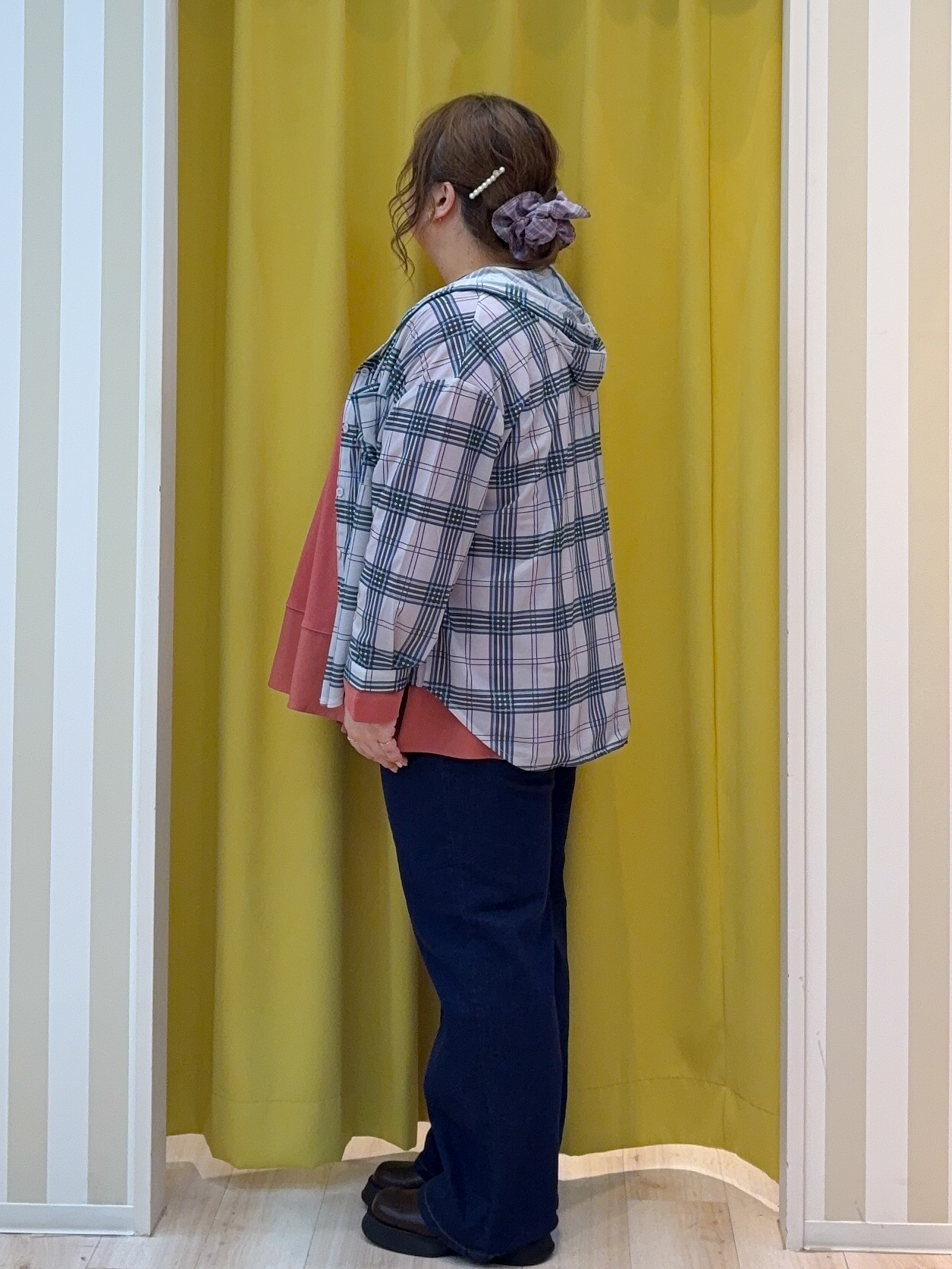 kotoさんさんの「SHOO･LA･RUE｜【洗濯機可/体型カバー】程よい透け感の ゆるシア―シャツパーカ」を使ったコーディネート