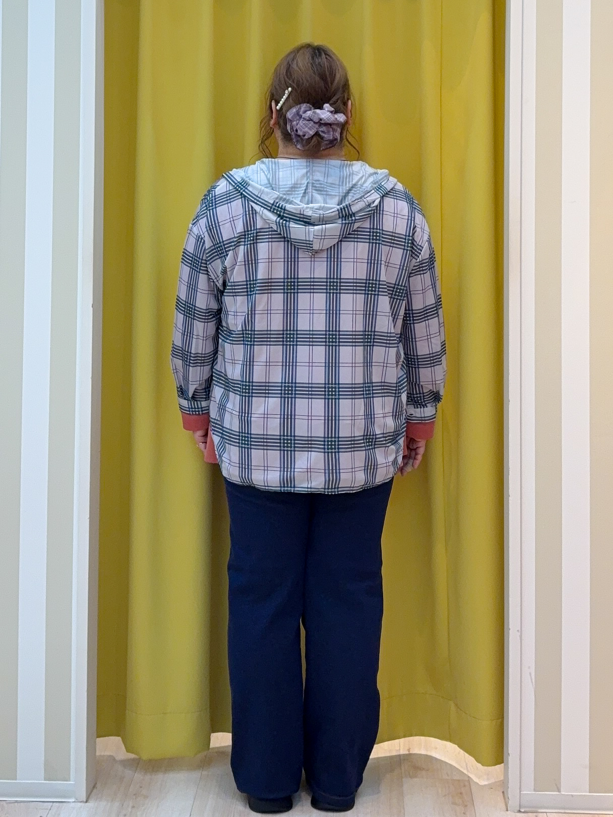 kotoさんさんの「SHOO･LA･RUE｜【洗濯機可/体型カバー】程よい透け感の ゆるシア―シャツパーカ」を使ったコーディネート
