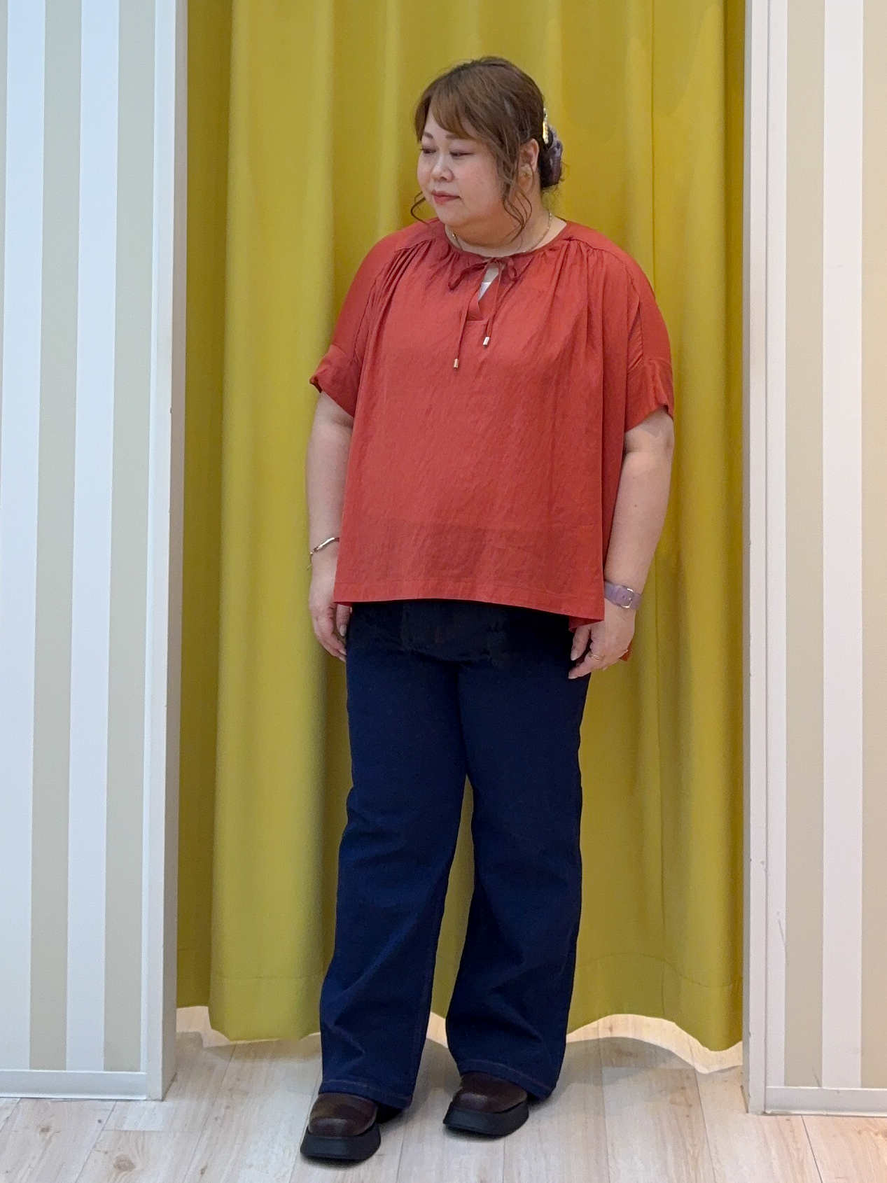 kotoさんさんの「SHOO･LA･RUE｜【2点セット/洗濯機可】大人の抜け感 リボン付きポンチョ風ブラウス＆タンクトップ」を使ったコーディネート