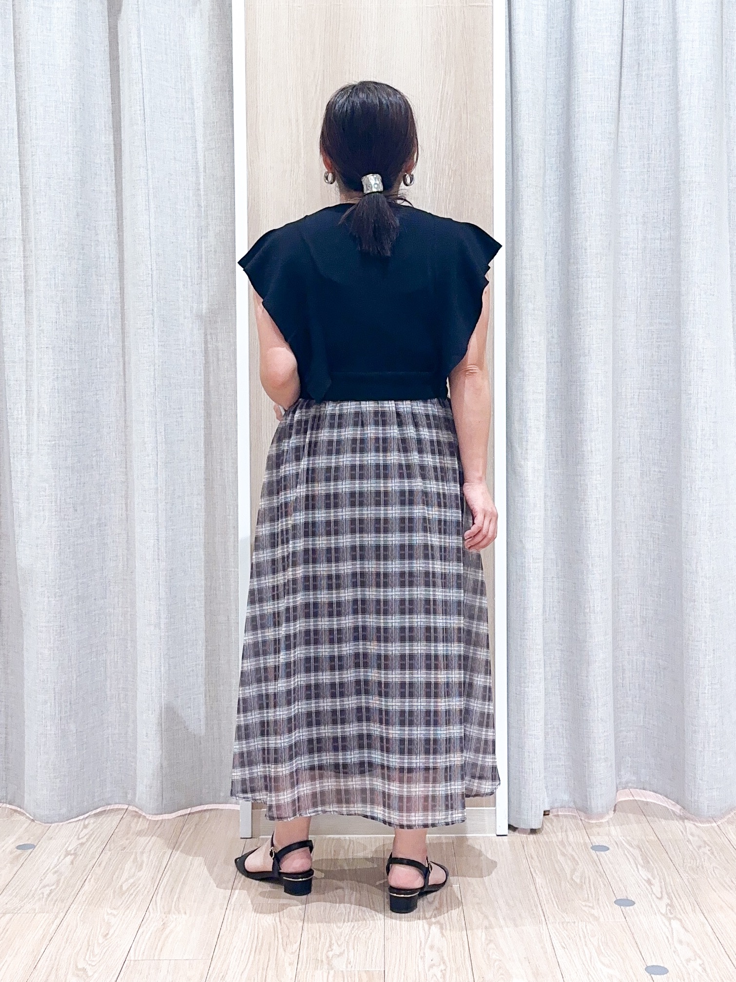 naoさんの「grove｜【低身長さんも選べる着丈・洗濯機◎】1枚で華やか 肩フリルニットドッキングワンピース」を使ったコーディネート