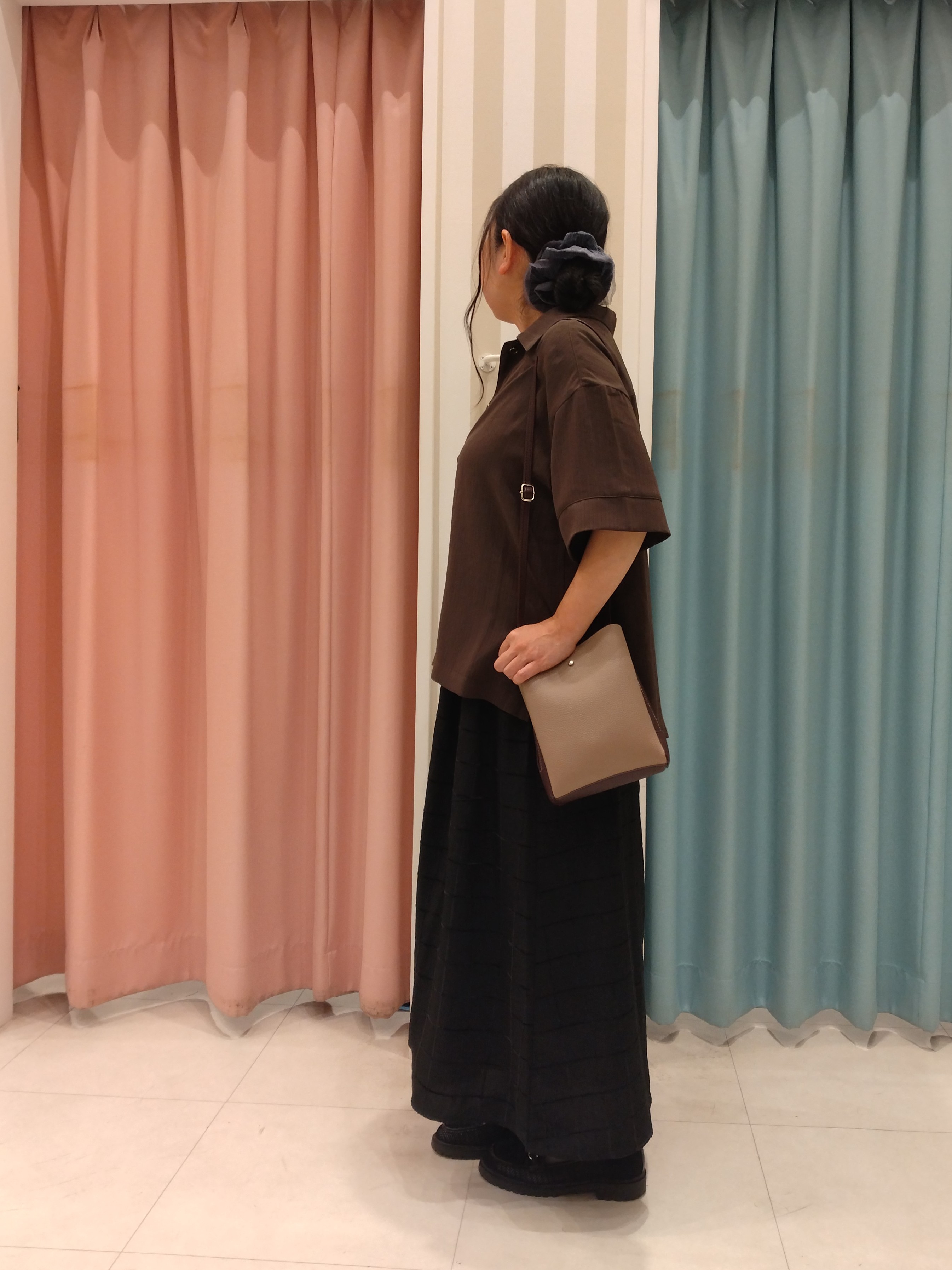 おっしーさんの「SHOO･LA･RUE｜【通気性〇/ひんやり/S-LL】洗濯後しわになりにくい とろみストライプシャツ」を使ったコーディネート