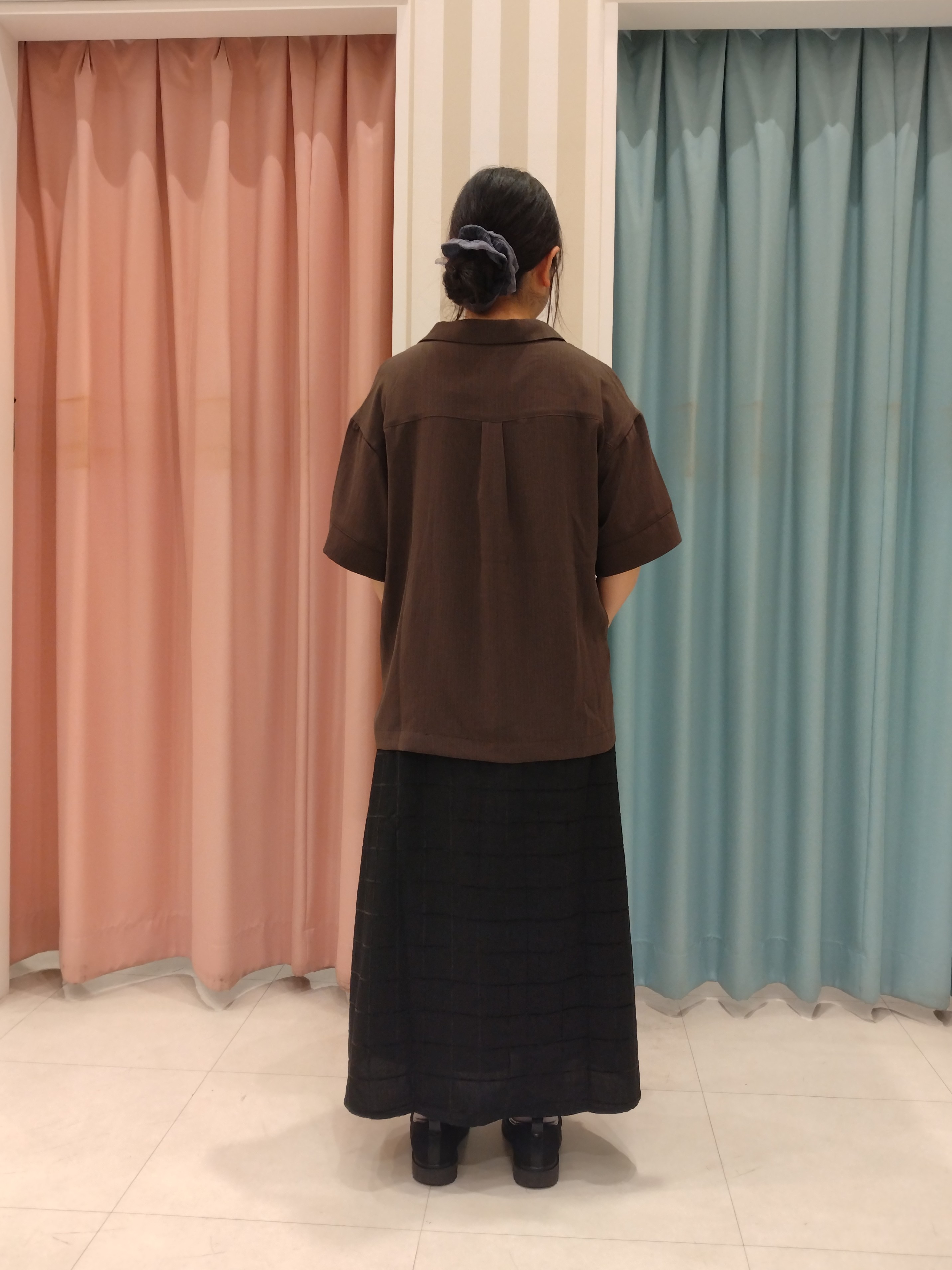 おっしーさんの「SHOO･LA･RUE｜【通気性〇/ひんやり/S-LL】洗濯後しわになりにくい とろみストライプシャツ」を使ったコーディネート