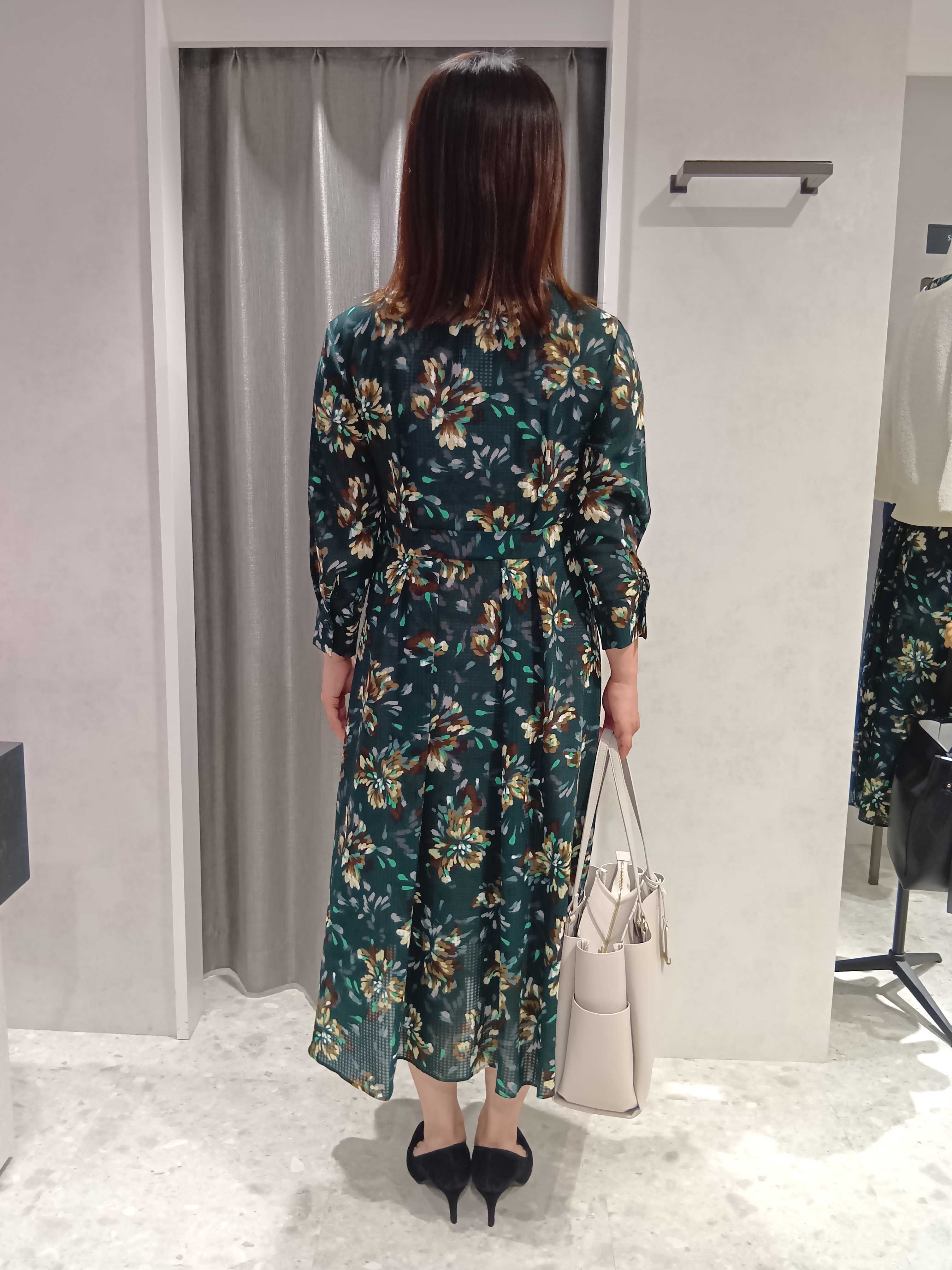 tomoさんの「UNTITLED｜フラワープリントワンピース」を使ったコーディネート