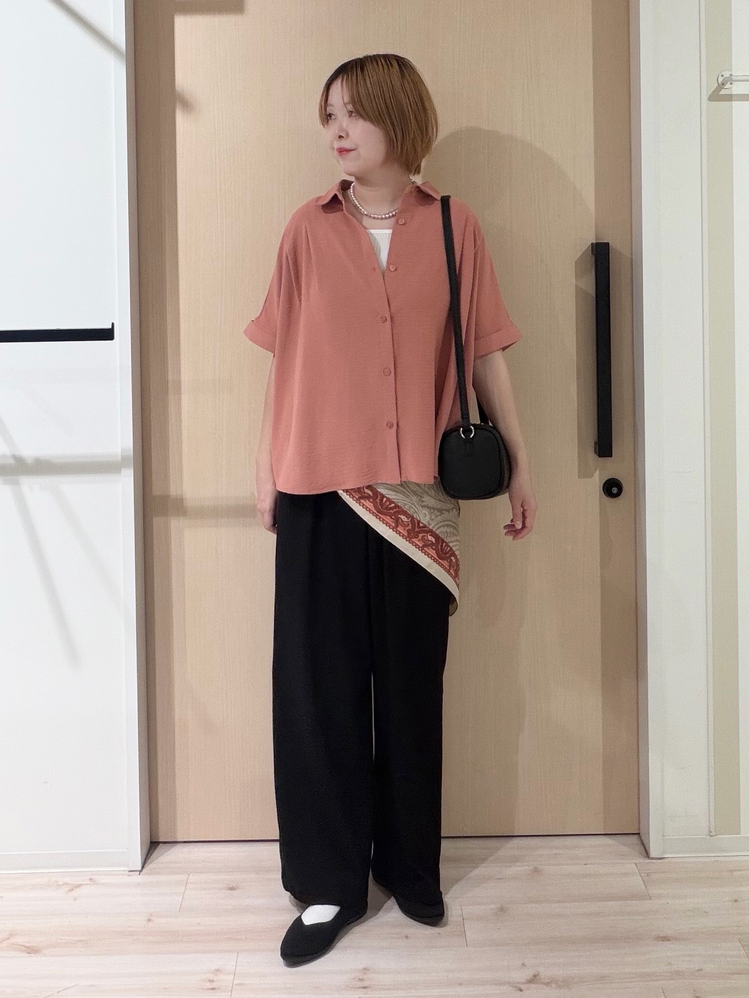 ひらしーさんの「SHOO･LA･RUE｜【ひんやり/洗濯後しわになりにくい/体型カバー】二の腕も隠せる　お袖ロールアップ半袖シャツ」を使ったコーディネート