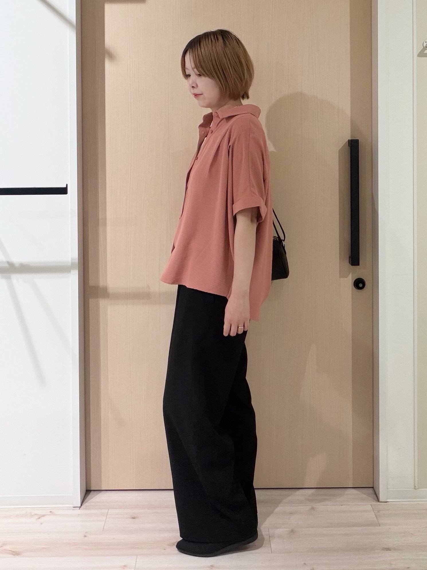 ひらしーさんの「SHOO･LA･RUE｜【ひんやり/洗濯後しわになりにくい/体型カバー】二の腕も隠せる　お袖ロールアップ半袖シャツ」を使ったコーディネート