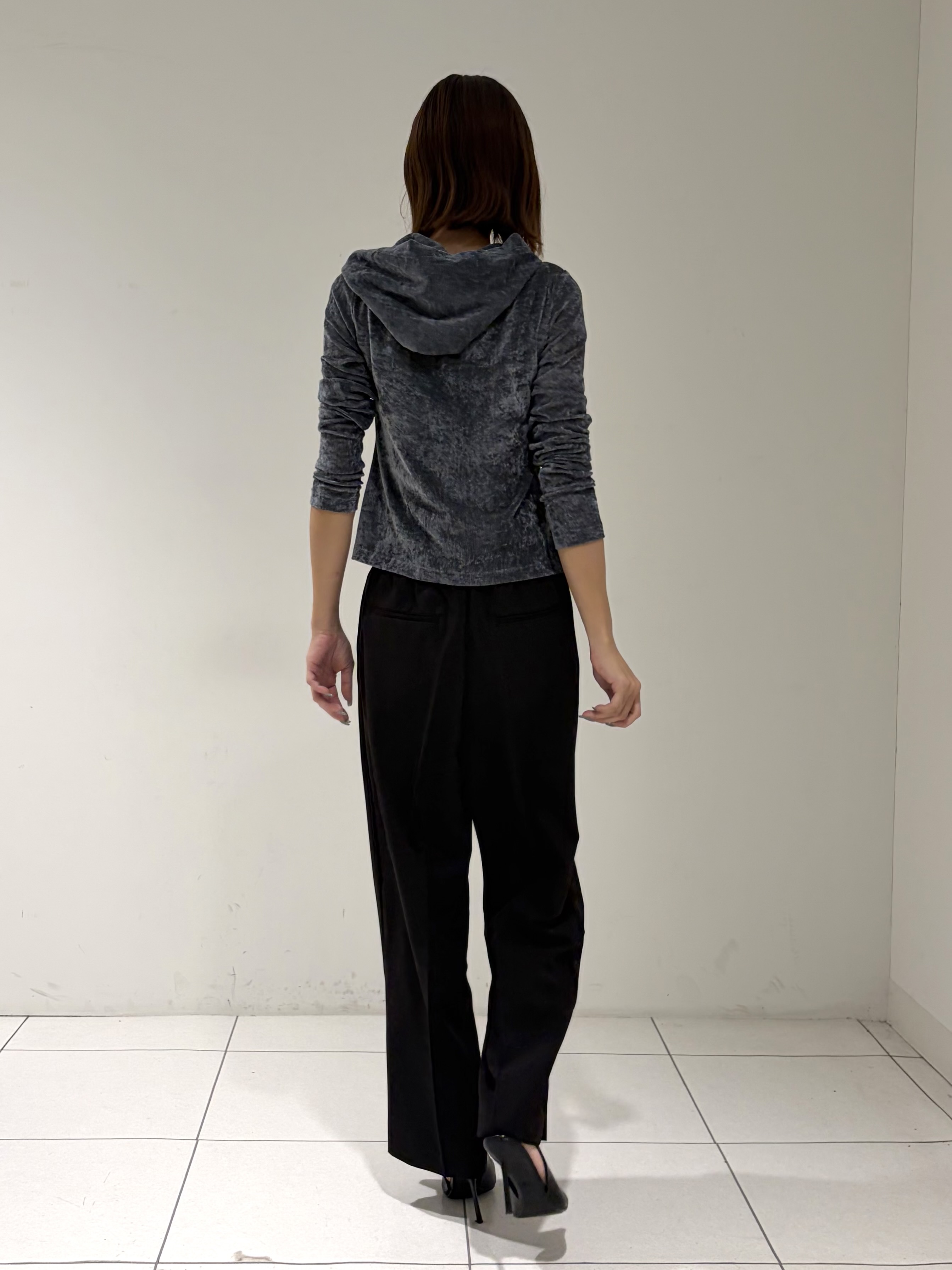 shioriさんの「INDIVI｜ベロアライクジップフーディ」を使ったコーディネート