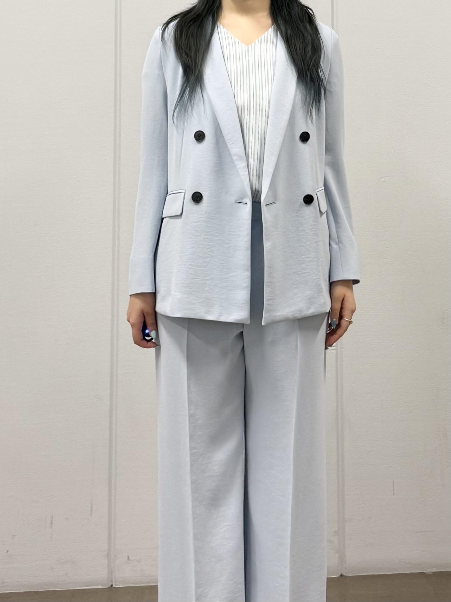 mizukiさんの「INDIVI｜【清涼感／UVケア／接触冷感】Vネックストライプブラウス」を使ったコーディネート