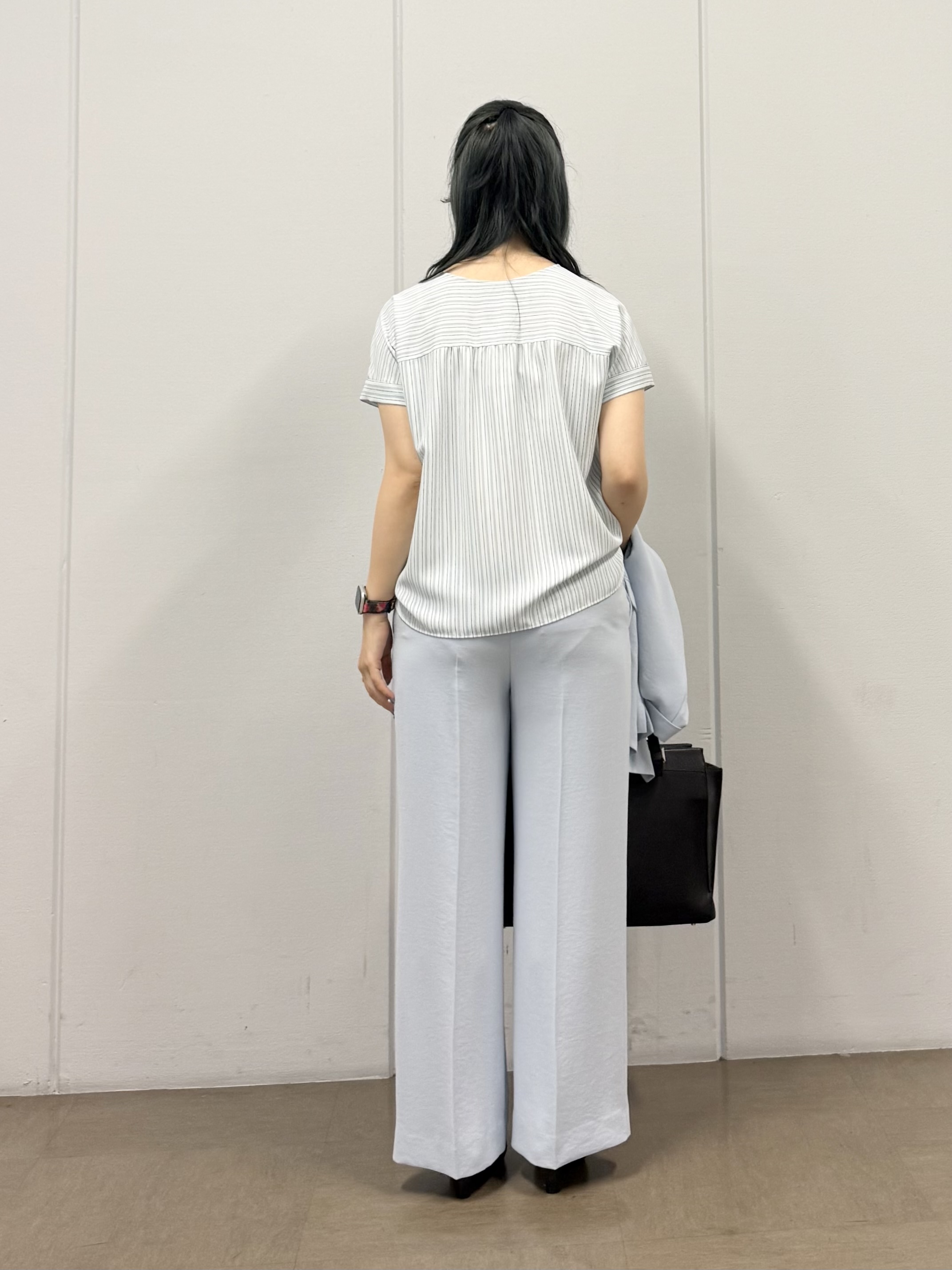 mizukiさんの「INDIVI｜【清涼感／UVケア／接触冷感】Vネックストライプブラウス」を使ったコーディネート