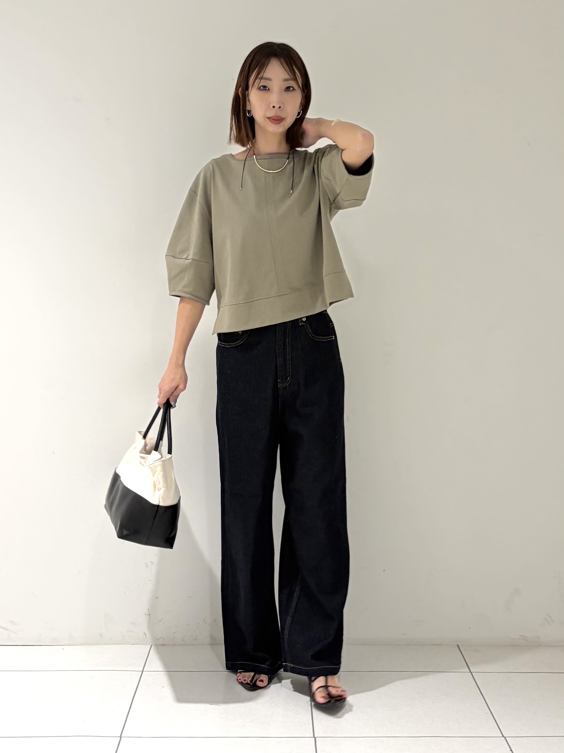 shioriさんの「INDIVI｜ハーフスリーブフォルムカットソー【再入荷／マシンウォッシュ／接触冷感】」を使ったコーディネート
