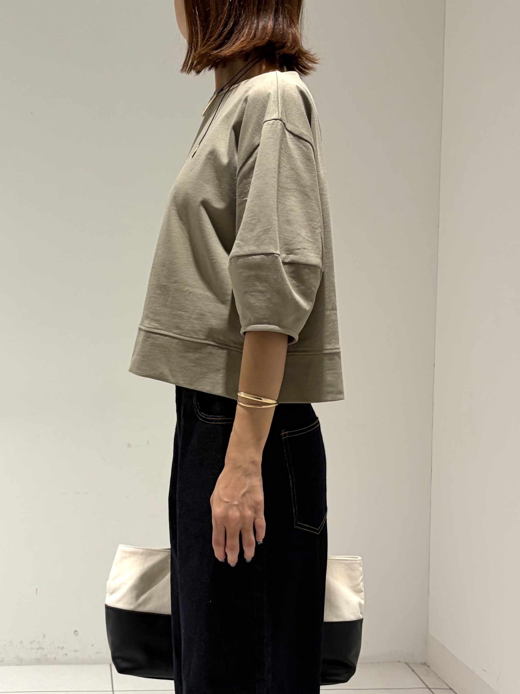 shioriさんの「INDIVI｜ハーフスリーブフォルムカットソー【再入荷／マシンウォッシュ／接触冷感】」を使ったコーディネート