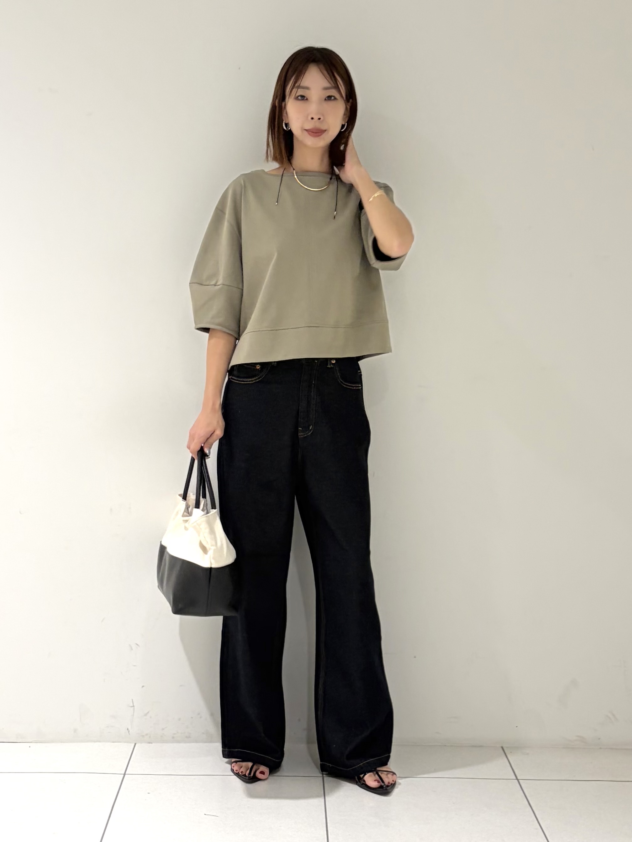 shioriさんの「INDIVI｜ハーフスリーブフォルムカットソー【再入荷／マシンウォッシュ／接触冷感】」を使ったコーディネート