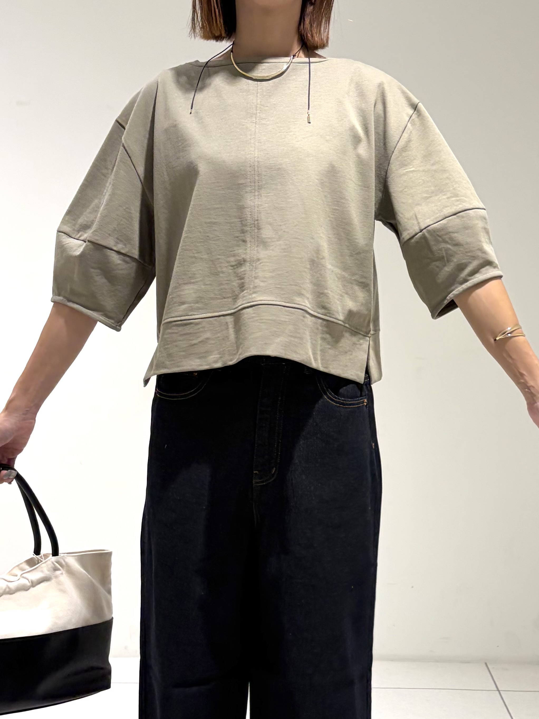 shioriさんの「INDIVI｜ハーフスリーブフォルムカットソー【再入荷／マシンウォッシュ／接触冷感】」を使ったコーディネート