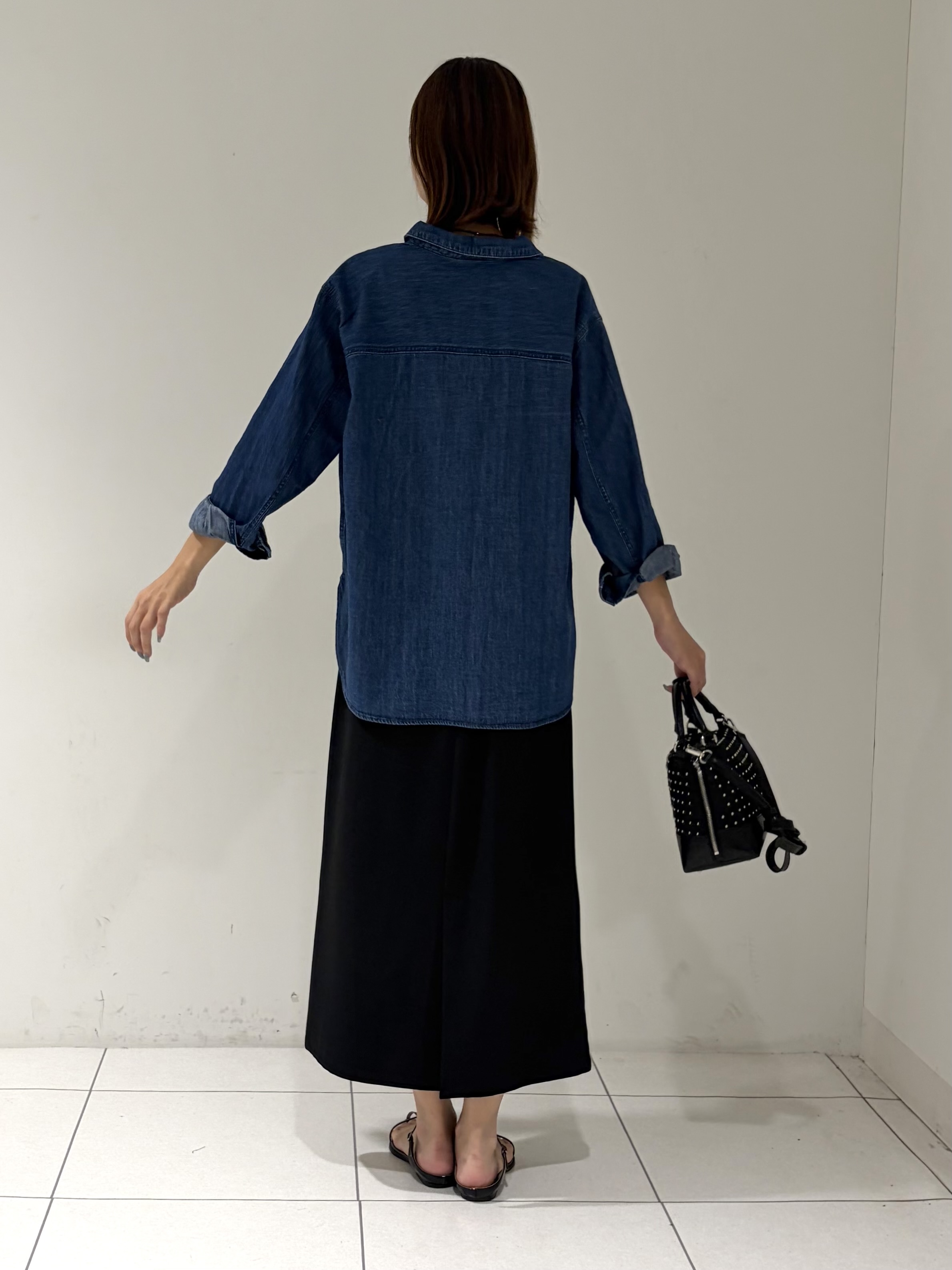 shioriさんの「INDIVI｜【洗える／体型カバー】ライトデニム ワークシャツ」を使ったコーディネート