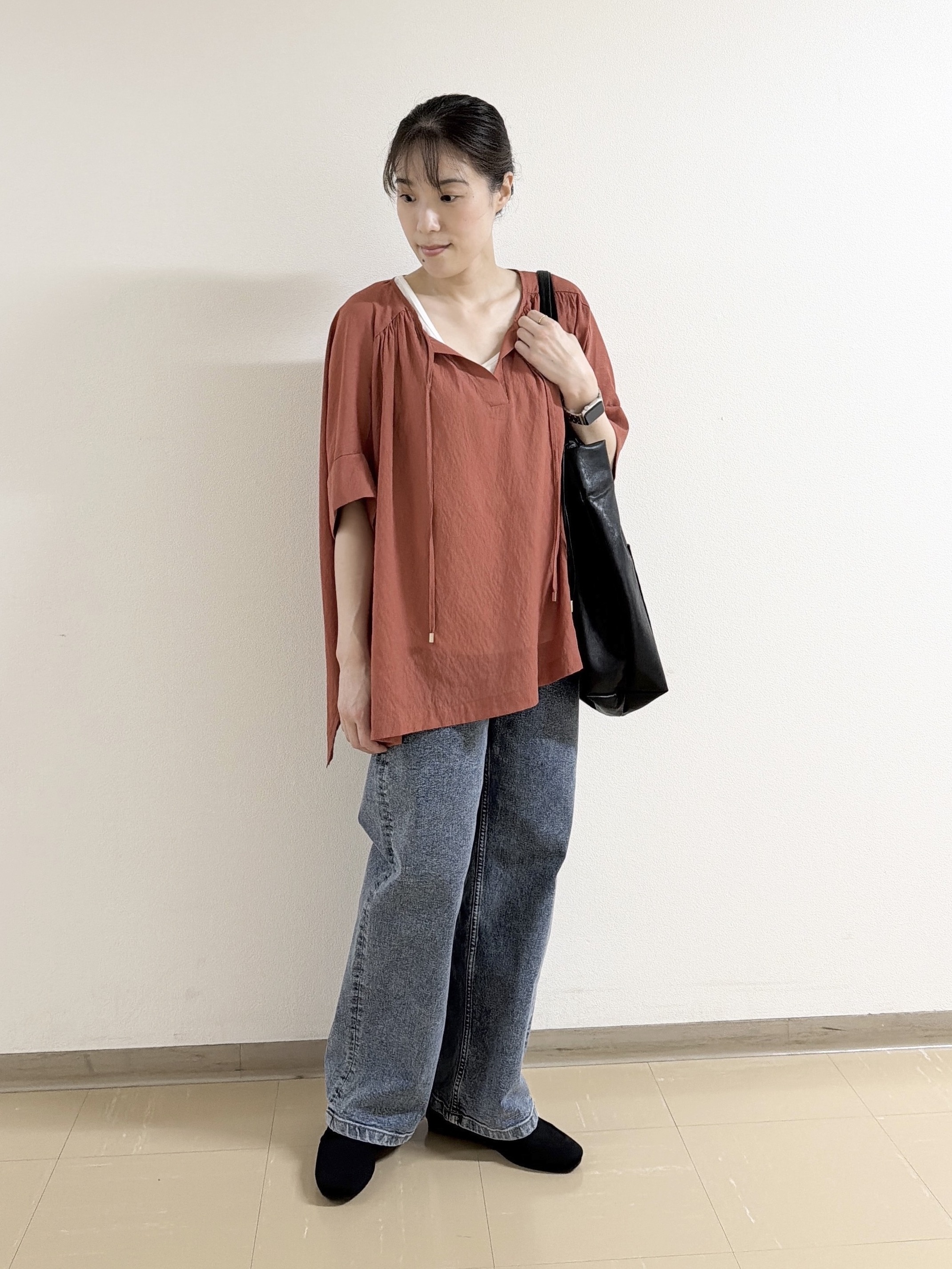 あんづさんの「SHOO･LA･RUE｜【2点セット/洗濯機可】大人の抜け感 リボン付きポンチョ風ブラウス＆タンクトップ」を使ったコーディネート