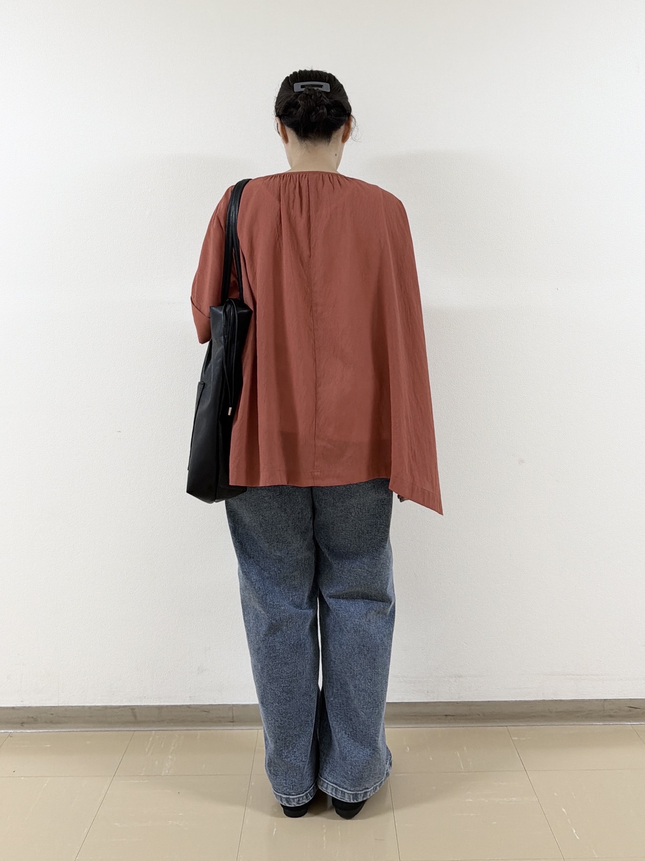 あんづさんの「SHOO･LA･RUE｜【2点セット/洗濯機可】大人の抜け感 リボン付きポンチョ風ブラウス＆タンクトップ」を使ったコーディネート
