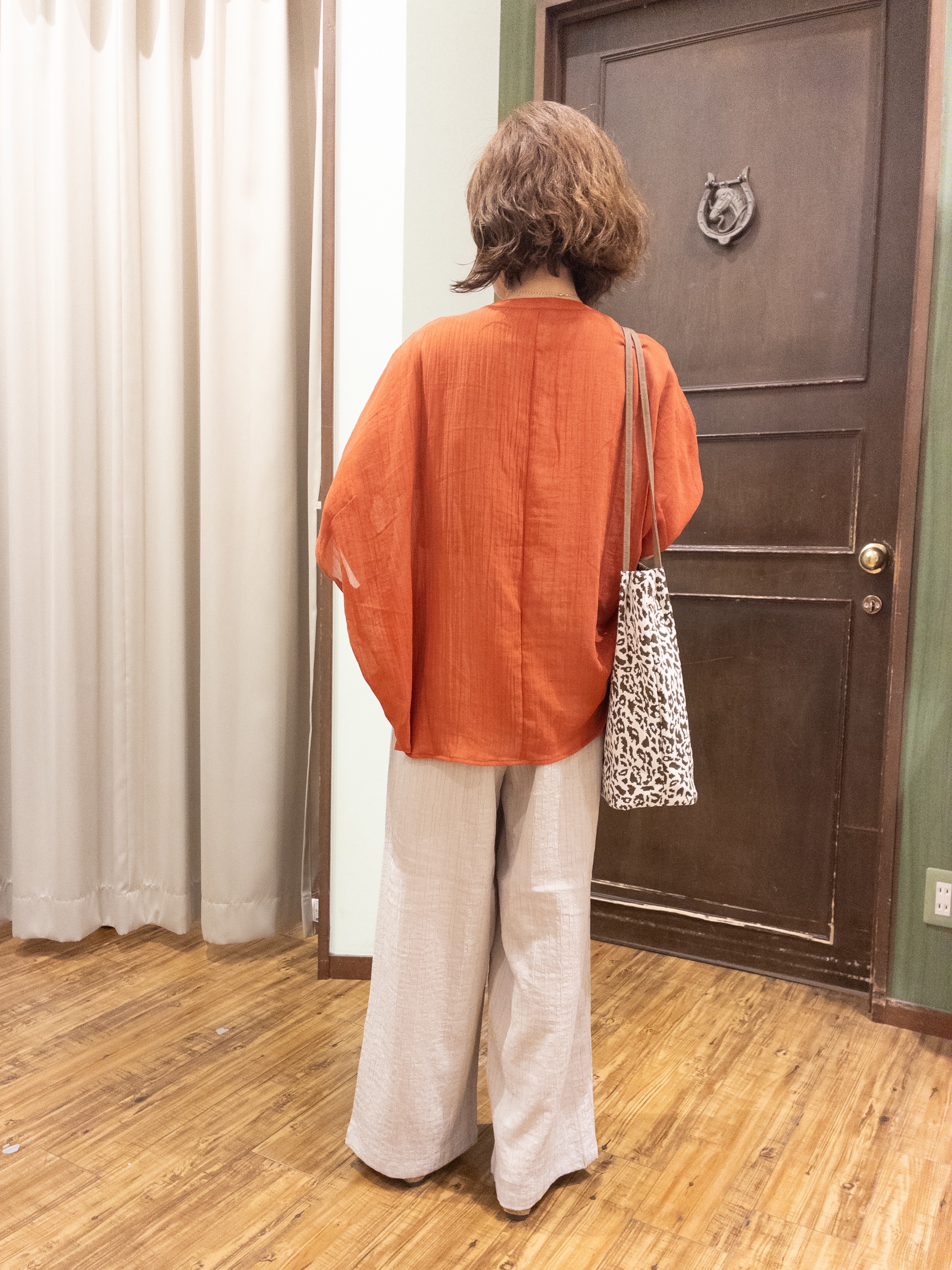 yukaさんの「SHOO･LA･RUE｜【洗濯機可/選べる6色】程よいシアー感が涼し気 ゆったりワッシャードルマンブラウス」を使ったコーディネート
