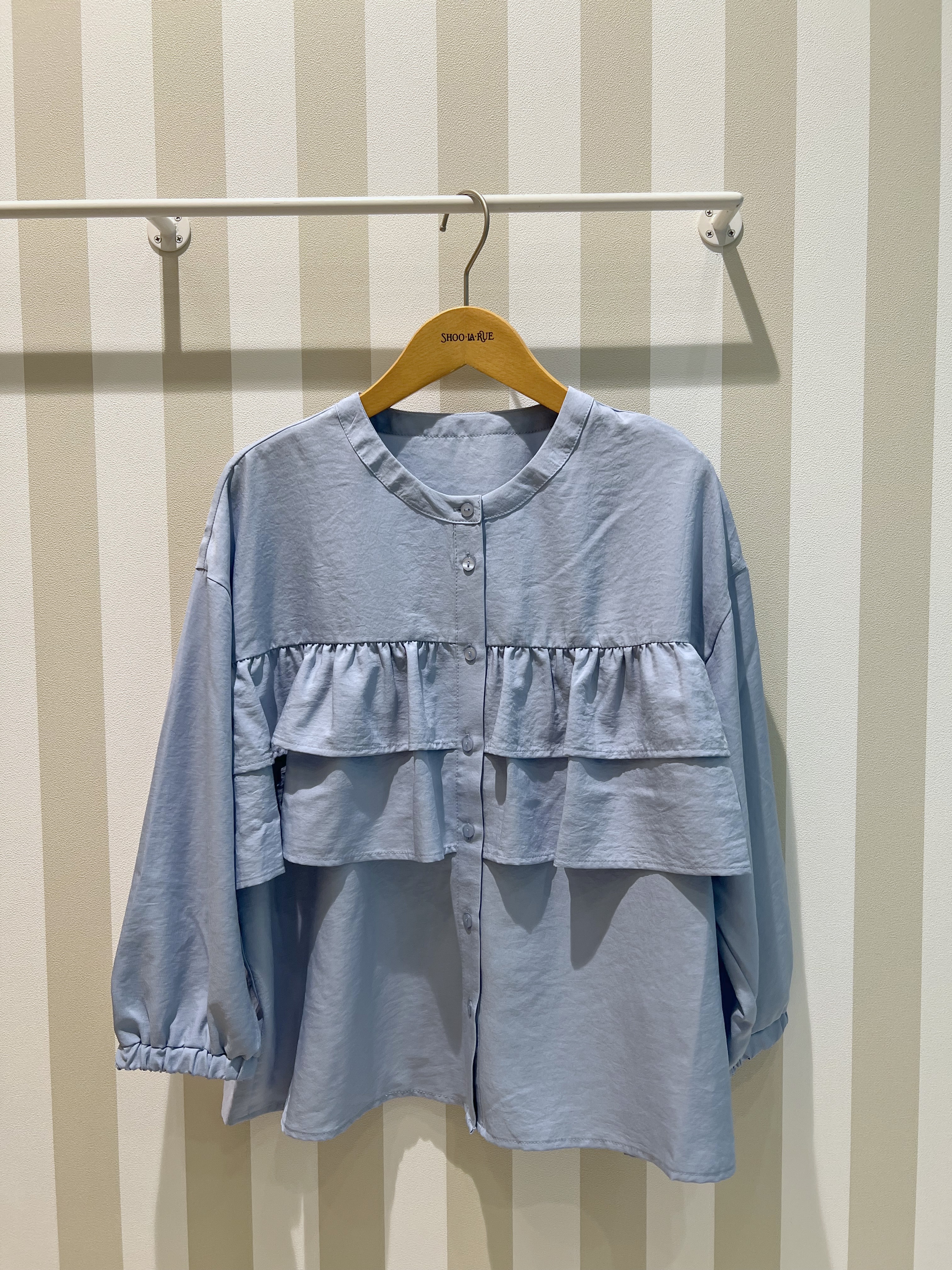 りーさんの「SHOO･LA･RUE｜【S-LL/洗濯機可】1枚で華やか フロントティアードブラウス」を使ったコーディネート