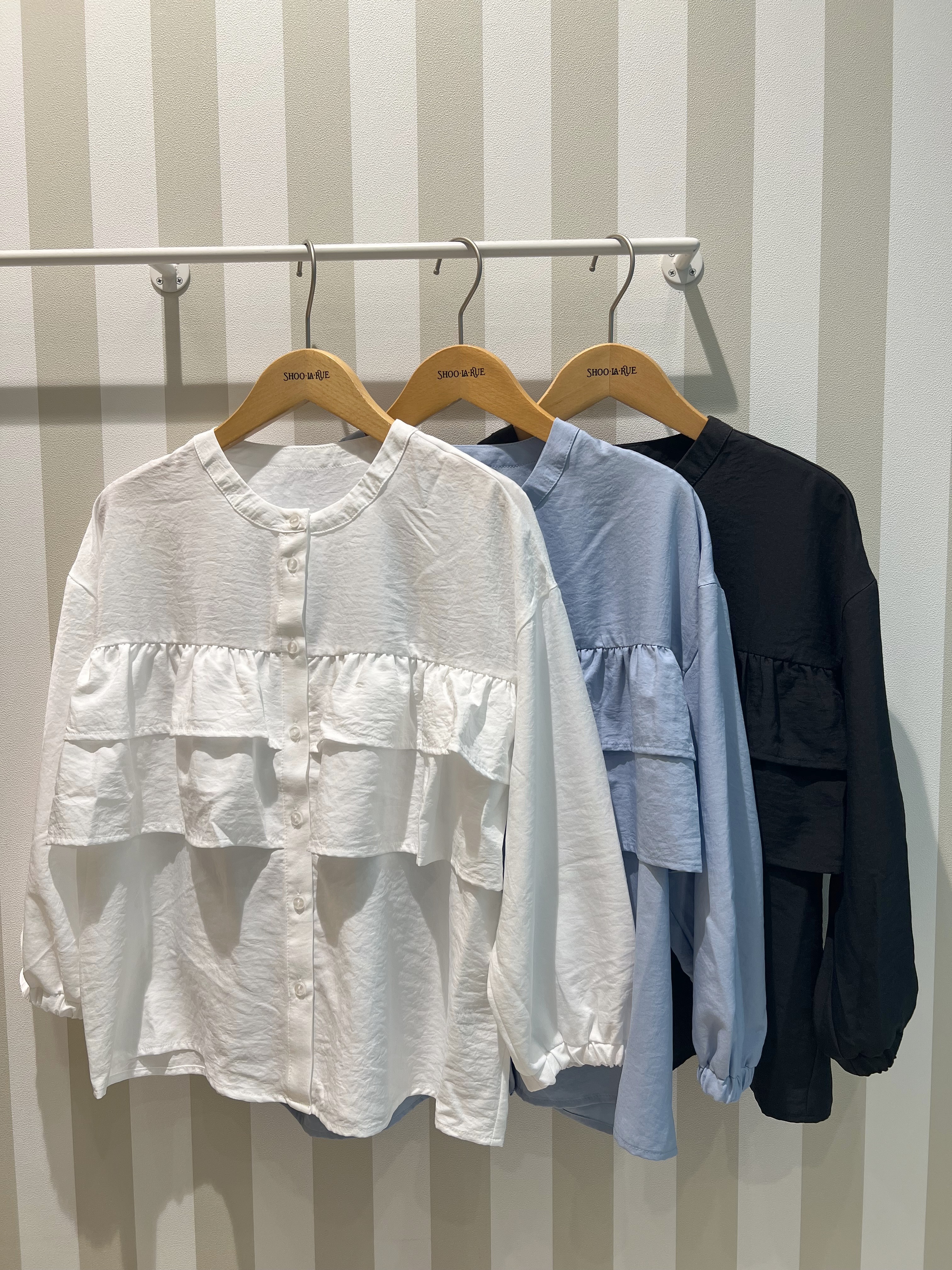 りーさんの「SHOO･LA･RUE｜【S-LL/洗濯機可】1枚で華やか フロントティアードブラウス」を使ったコーディネート