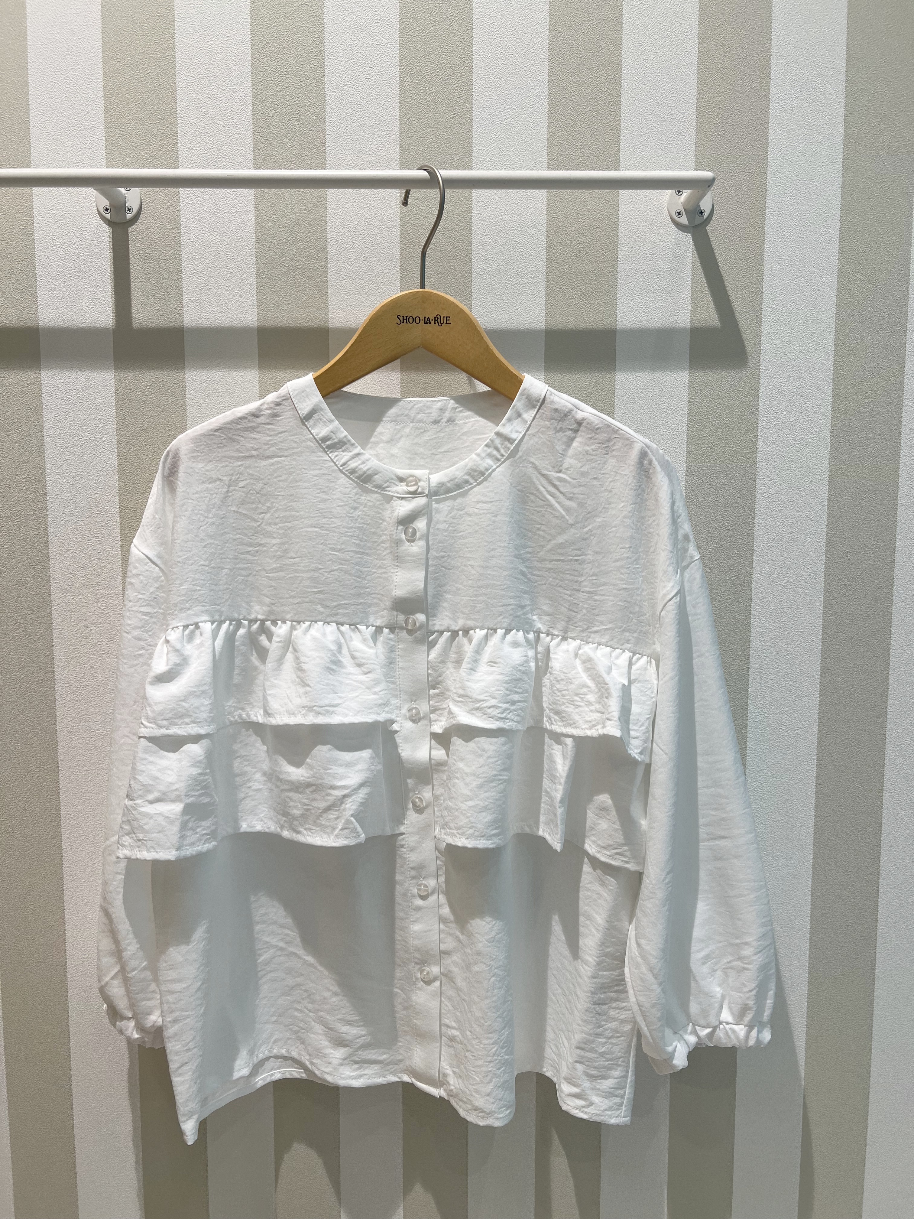 りーさんの「SHOO･LA･RUE｜【S-LL/洗濯機可】1枚で華やか フロントティアードブラウス」を使ったコーディネート