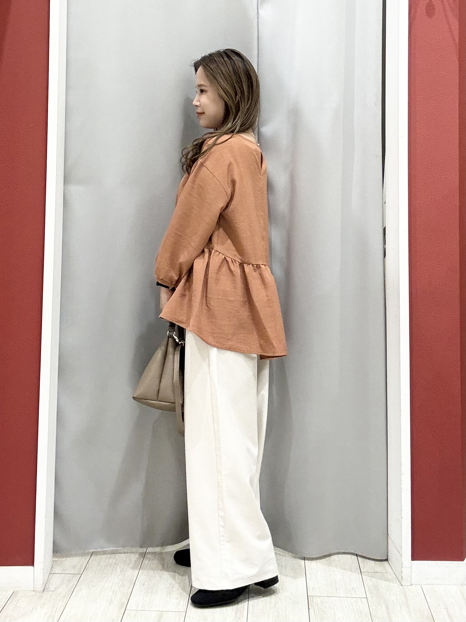 shioさんの「SHOO･LA･RUE｜【S-LL/洗濯機可/体型カバー】サイドギャザーで後ろも魅せる 7分袖ペプラムブラウス」を使ったコーディネート