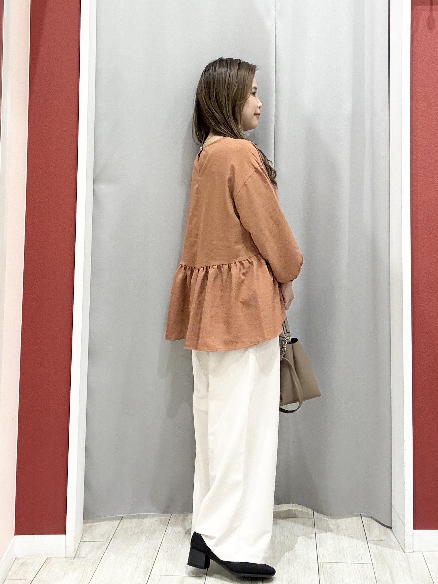 shioさんの「SHOO･LA･RUE｜【S-LL/洗濯機可/体型カバー】サイドギャザーで後ろも魅せる 7分袖ペプラムブラウス」を使ったコーディネート