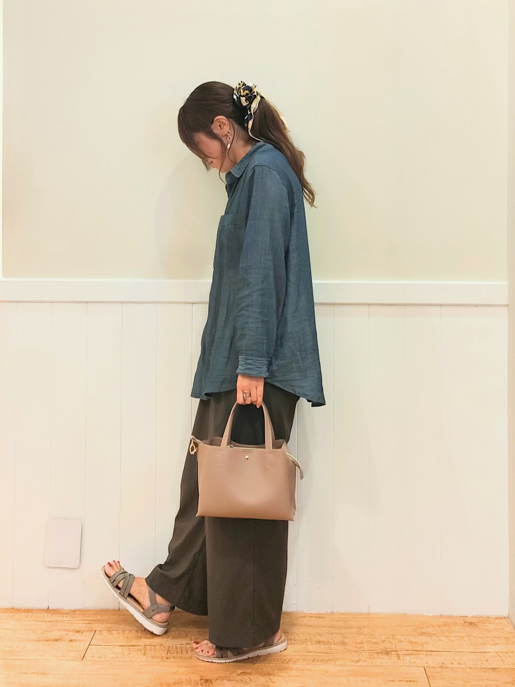 NMさんの「SHOO･LA･RUE｜【綿100%/UV/S-LL/体型カバー】ヒップが隠せる 柔らかシアーデニムシャツ」を使ったコーディネート