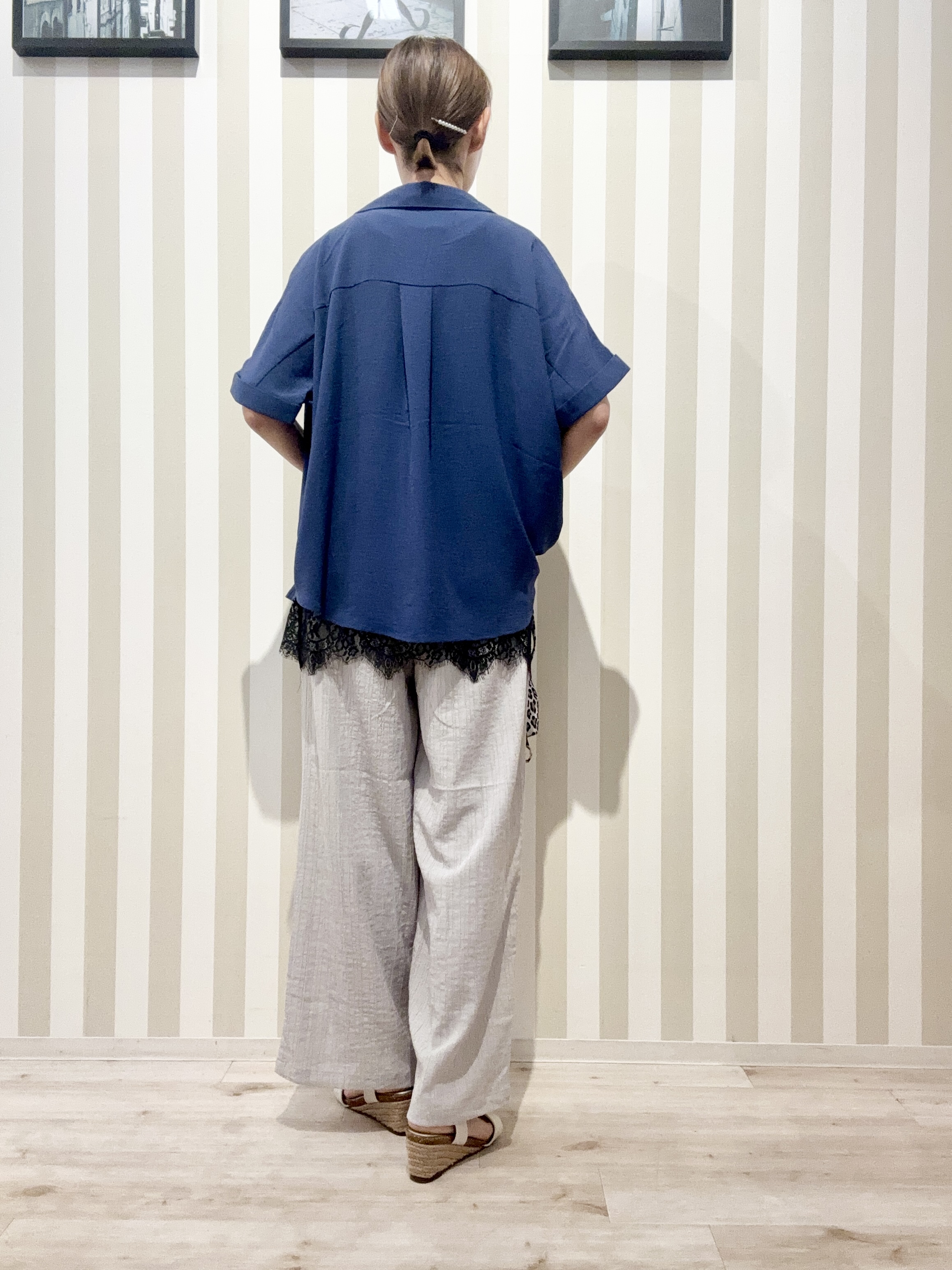 まつこさんの「SHOO･LA･RUE｜【ひんやり/洗濯後しわになりにくい/体型カバー】二の腕も隠せる　お袖ロールアップ半袖シャツ」を使ったコーディネート