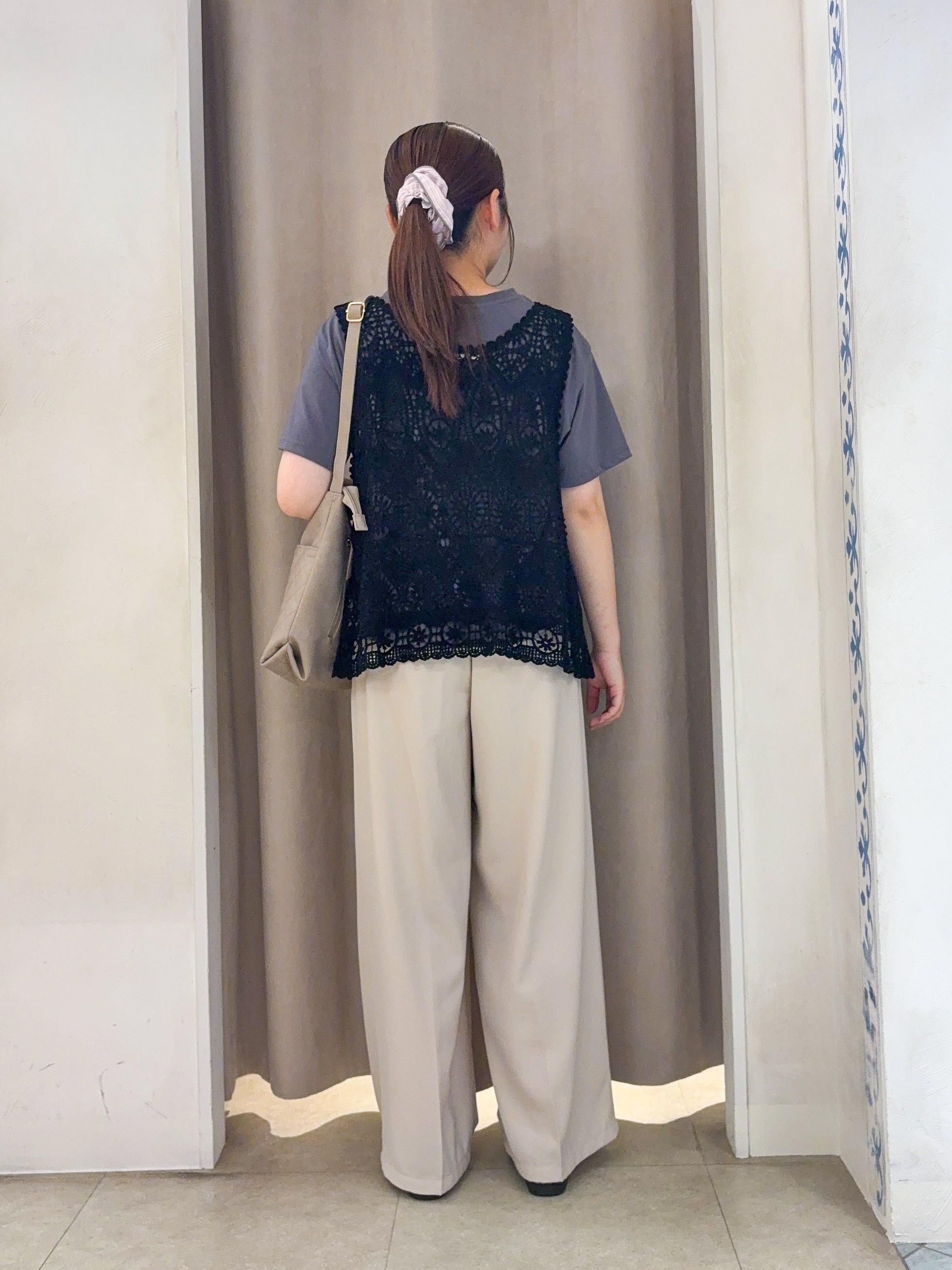 SO(R)Aさんの「SHOO･LA･RUE｜【2点セット/体型カバー】瞬間レイヤードコーデが完成 クロシェ編みベスト+ロゴT」を使ったコーディネート