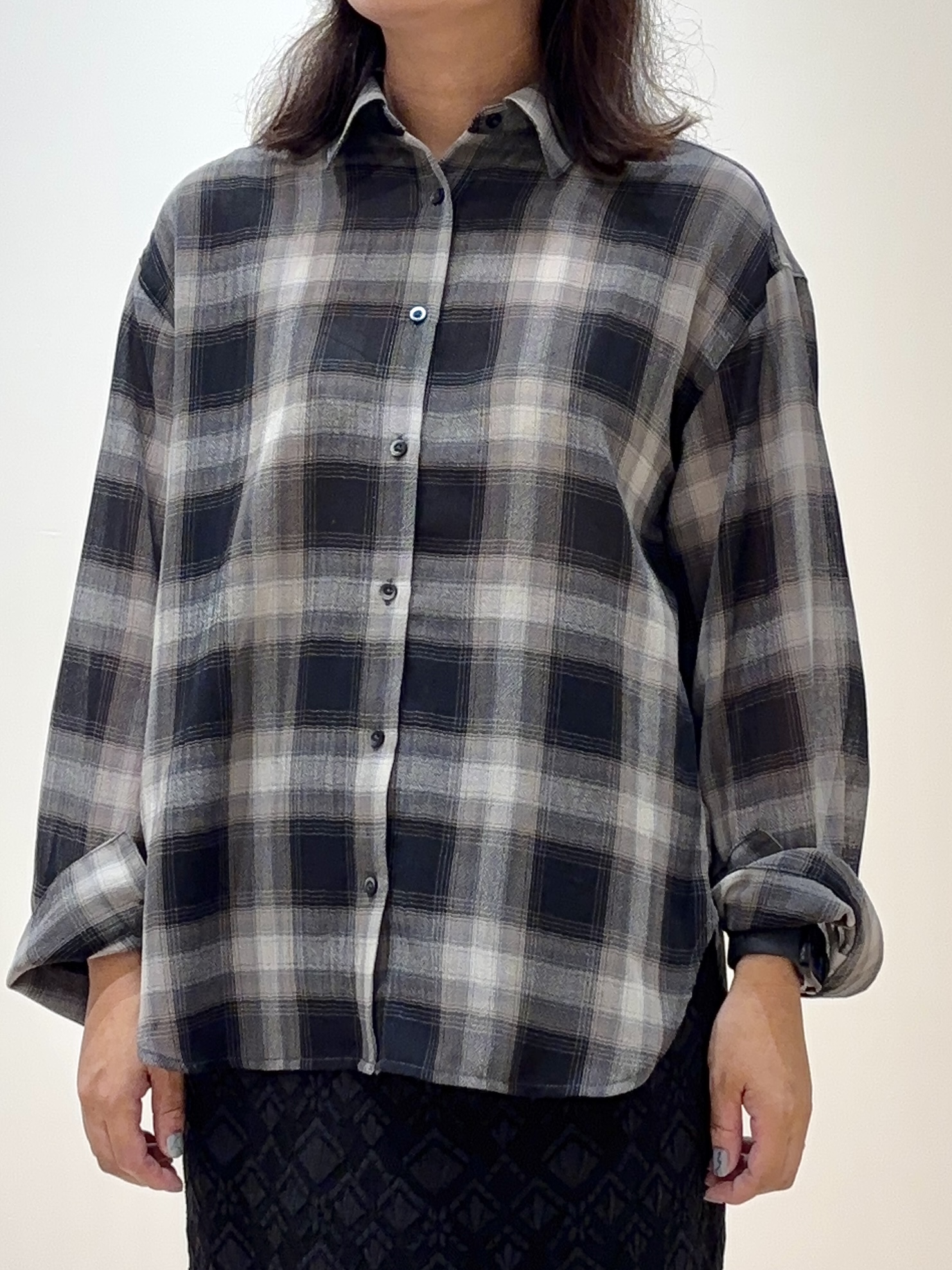 miraiさんの「grove｜シアーオンブレチェックシャツ」を使ったコーディネート