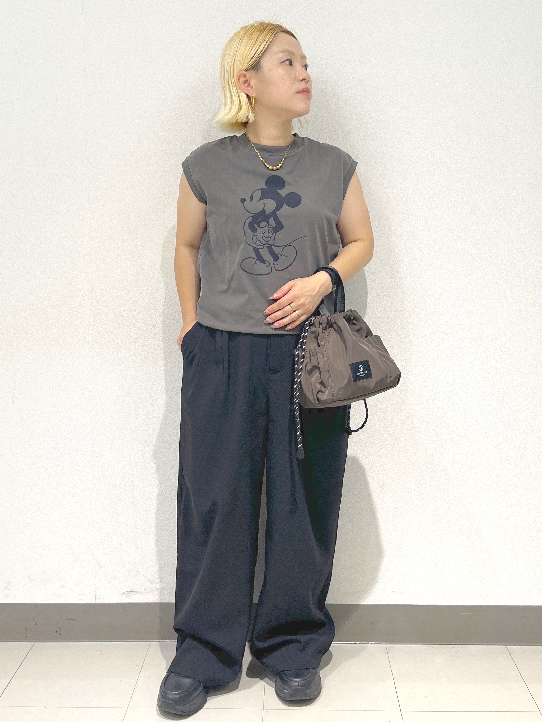 くーみーさんの「OPAQUE.CLIP｜「Mickey Mouse」フロッキープリント フレンチスリーブTシャツ《洗濯機OK》」を使ったコーディネート