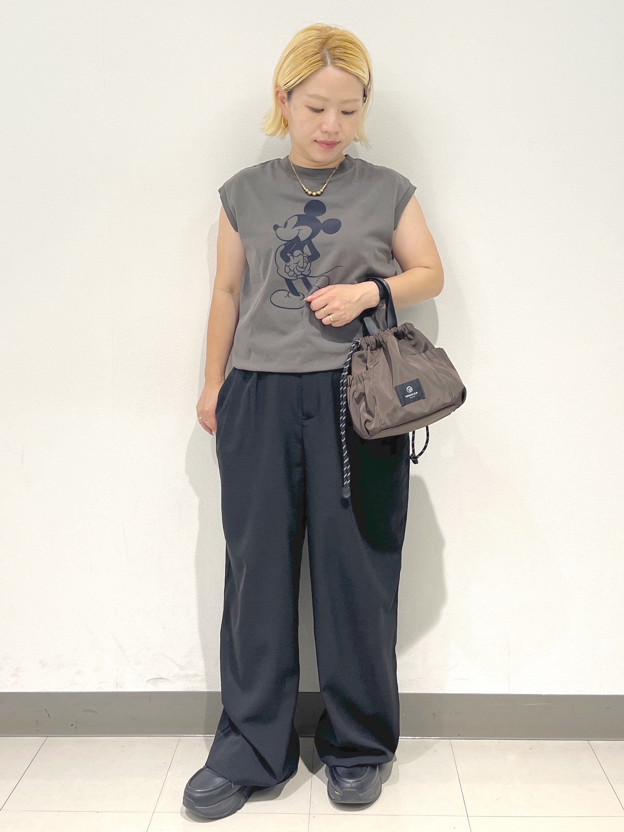 くーみーさんの「OPAQUE.CLIP｜「Mickey Mouse」フロッキープリント フレンチスリーブTシャツ《洗濯機OK》」を使ったコーディネート