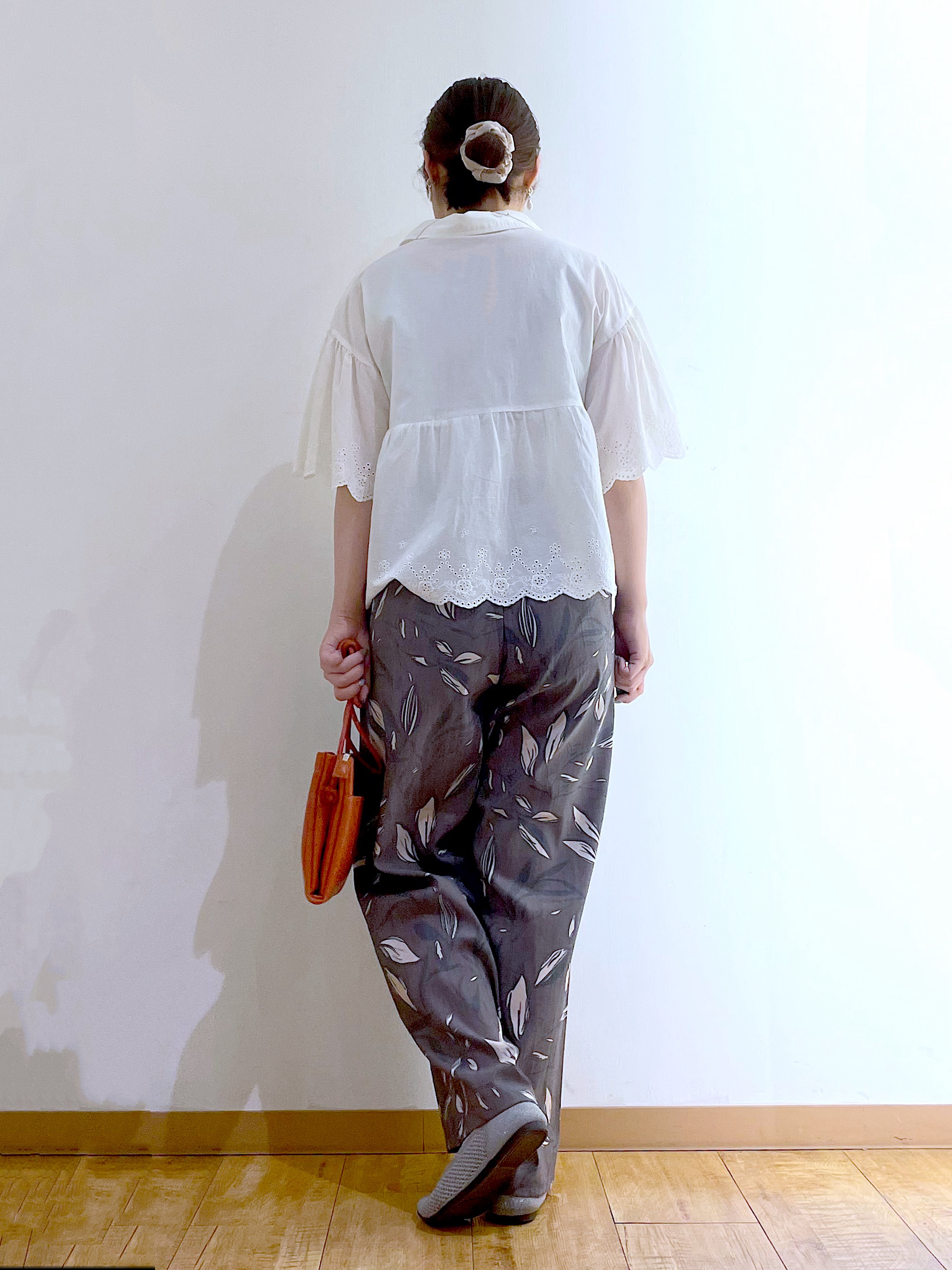 かのさんの「SHOO･LA･RUE｜【洗濯機可/綿100％/体型カバー】刺繍レースがこなれ見え 二の腕が隠せる ペプラムブラウス」を使ったコーディネート