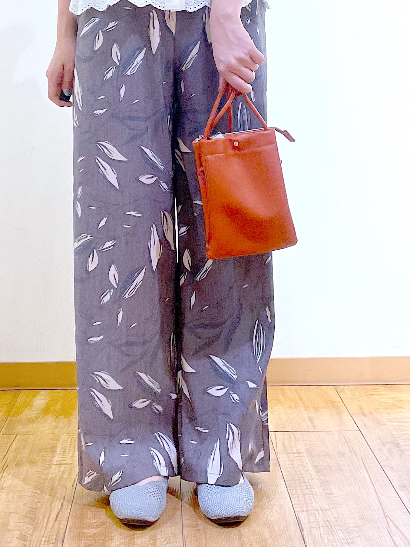 かのさんの「SHOO･LA･RUE｜【洗濯機可/綿100％/体型カバー】刺繍レースがこなれ見え 二の腕が隠せる ペプラムブラウス」を使ったコーディネート