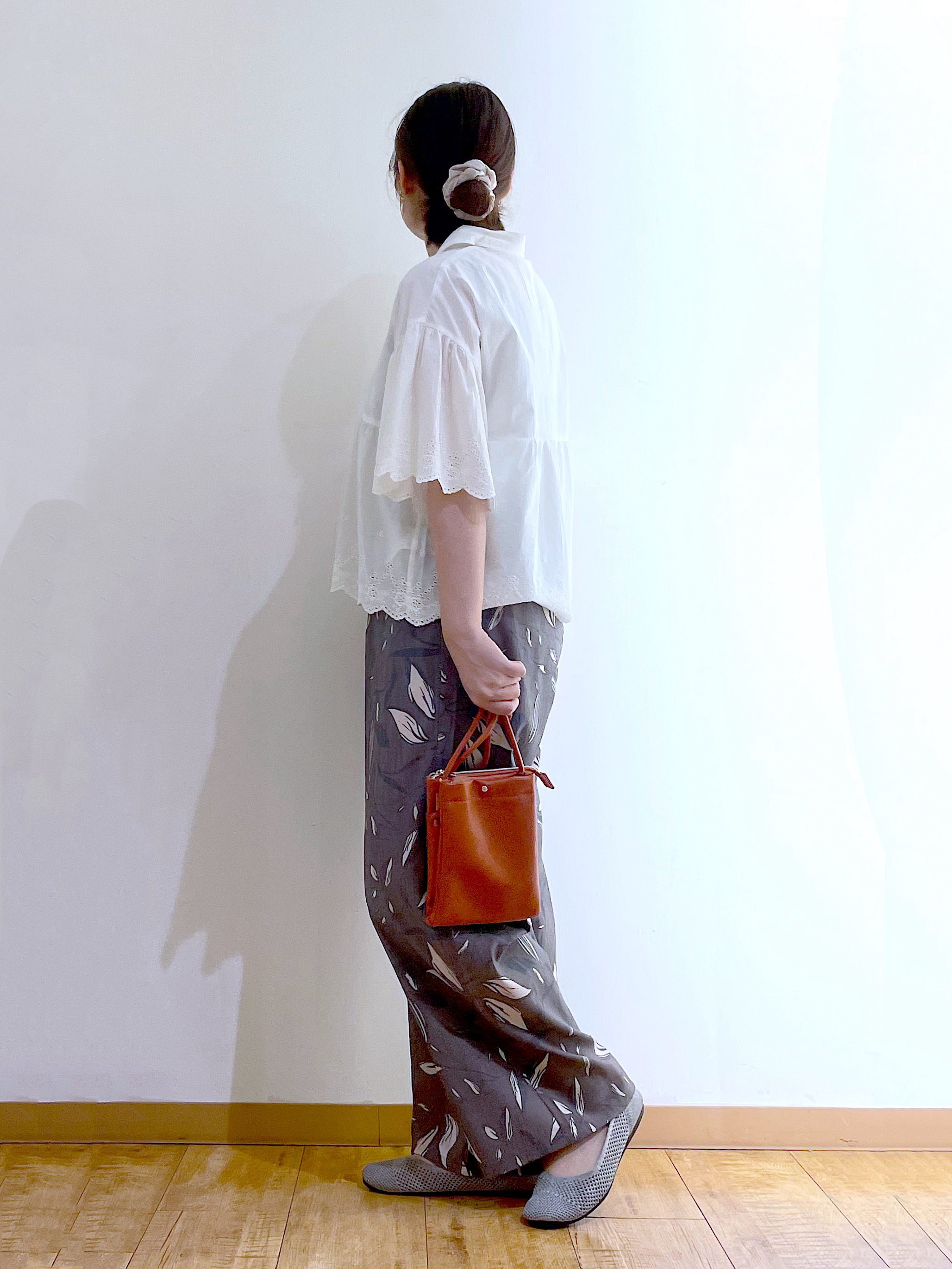 かのさんの「SHOO･LA･RUE｜【洗濯機可/綿100％/体型カバー】刺繍レースがこなれ見え 二の腕が隠せる ペプラムブラウス」を使ったコーディネート