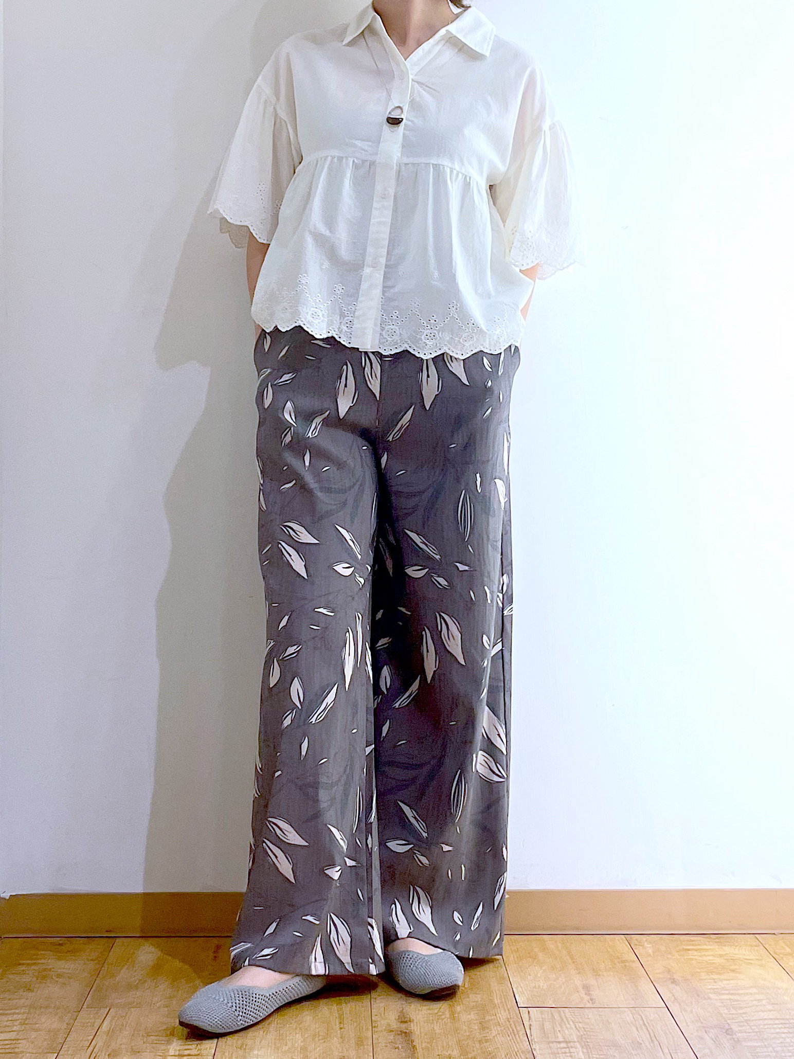 かのさんの「SHOO･LA･RUE｜【洗濯機可/綿100％/体型カバー】刺繍レースがこなれ見え 二の腕が隠せる ペプラムブラウス」を使ったコーディネート