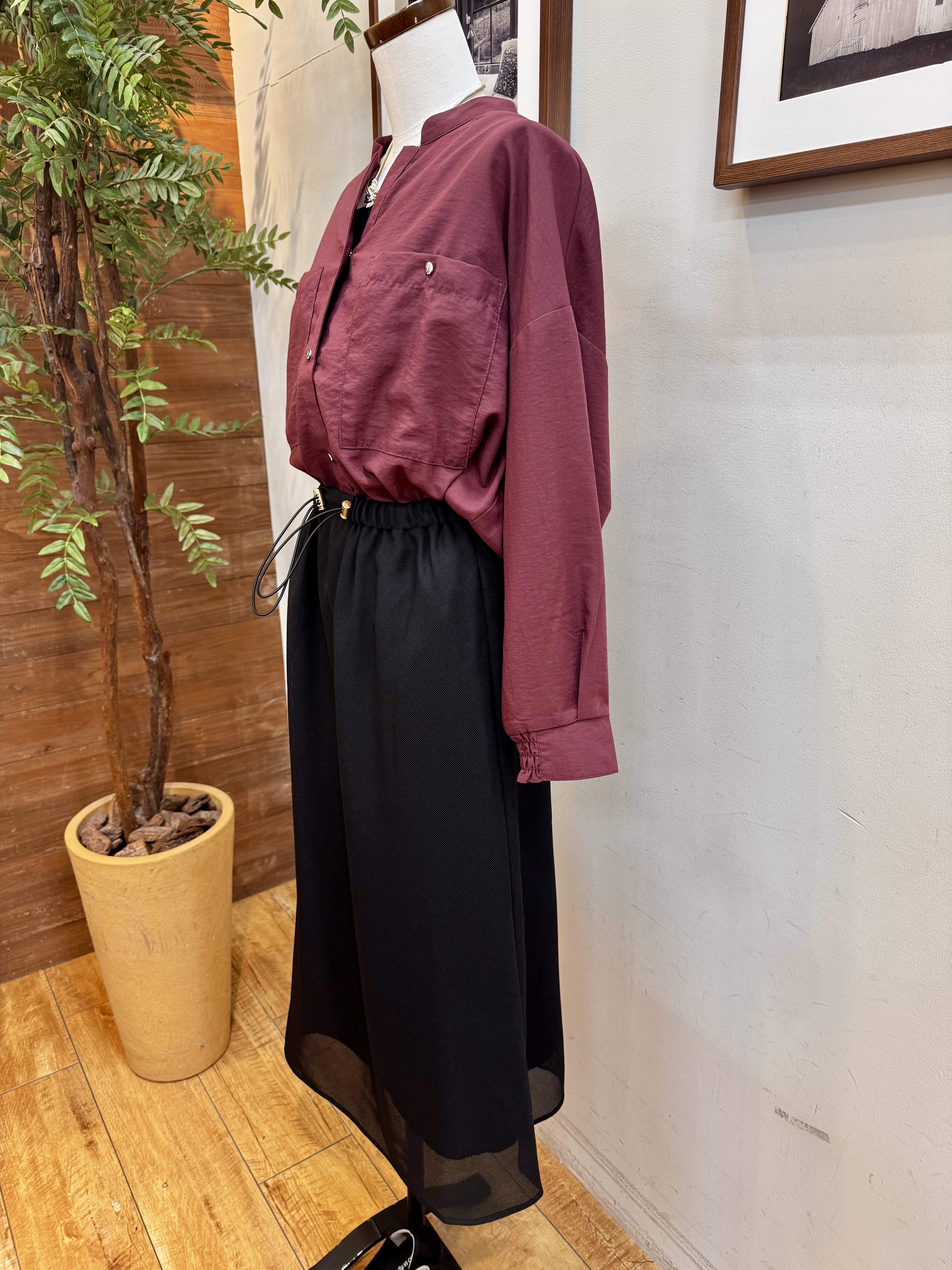 山本まどかさんの「SHOO･LA･RUE｜【洗濯後しわになりにくい/S-LL】キーネック金ボタンポケットシャツ」を使ったコーディネート