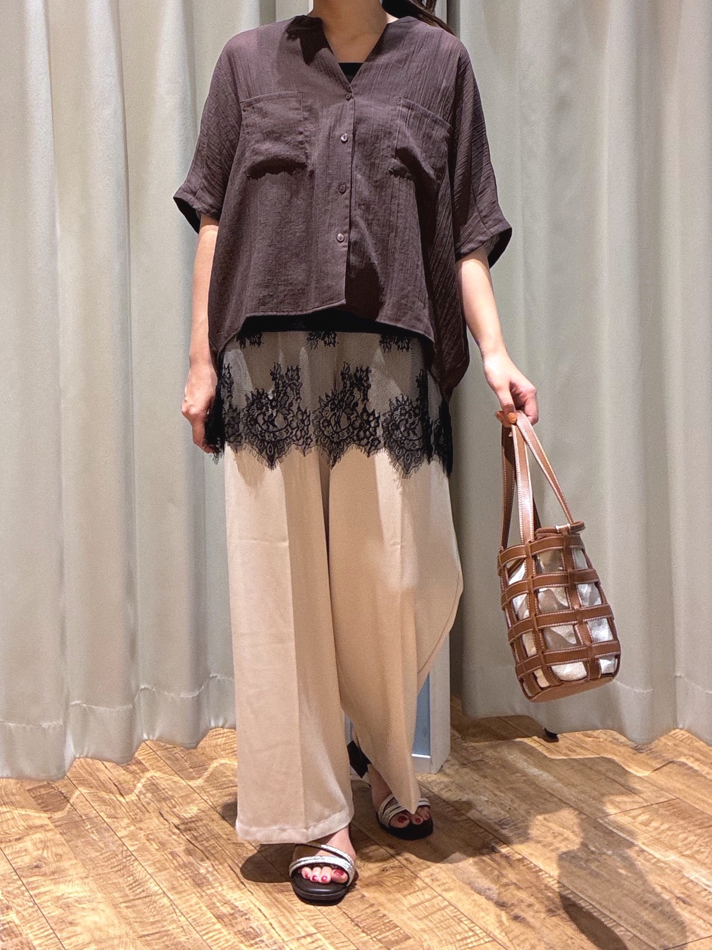 もんちゃんさんの「SHOO･LA･RUE｜【洗濯機可/選べる6色】程よいシアー感が涼し気 ゆったりワッシャードルマンブラウス」を使ったコーディネート