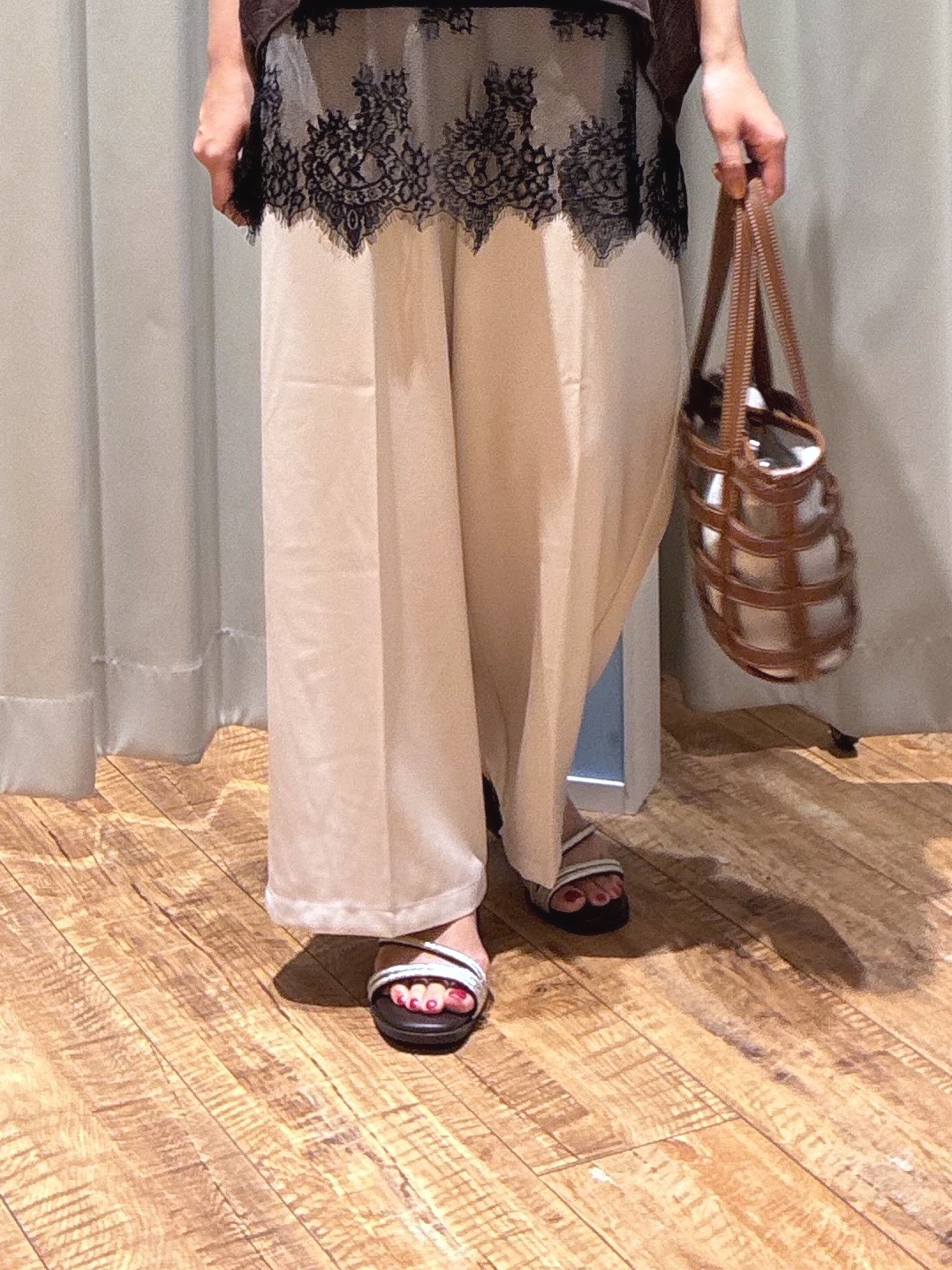 もんちゃんさんの「SHOO･LA･RUE｜【洗濯機可/選べる6色】程よいシアー感が涼し気 ゆったりワッシャードルマンブラウス」を使ったコーディネート