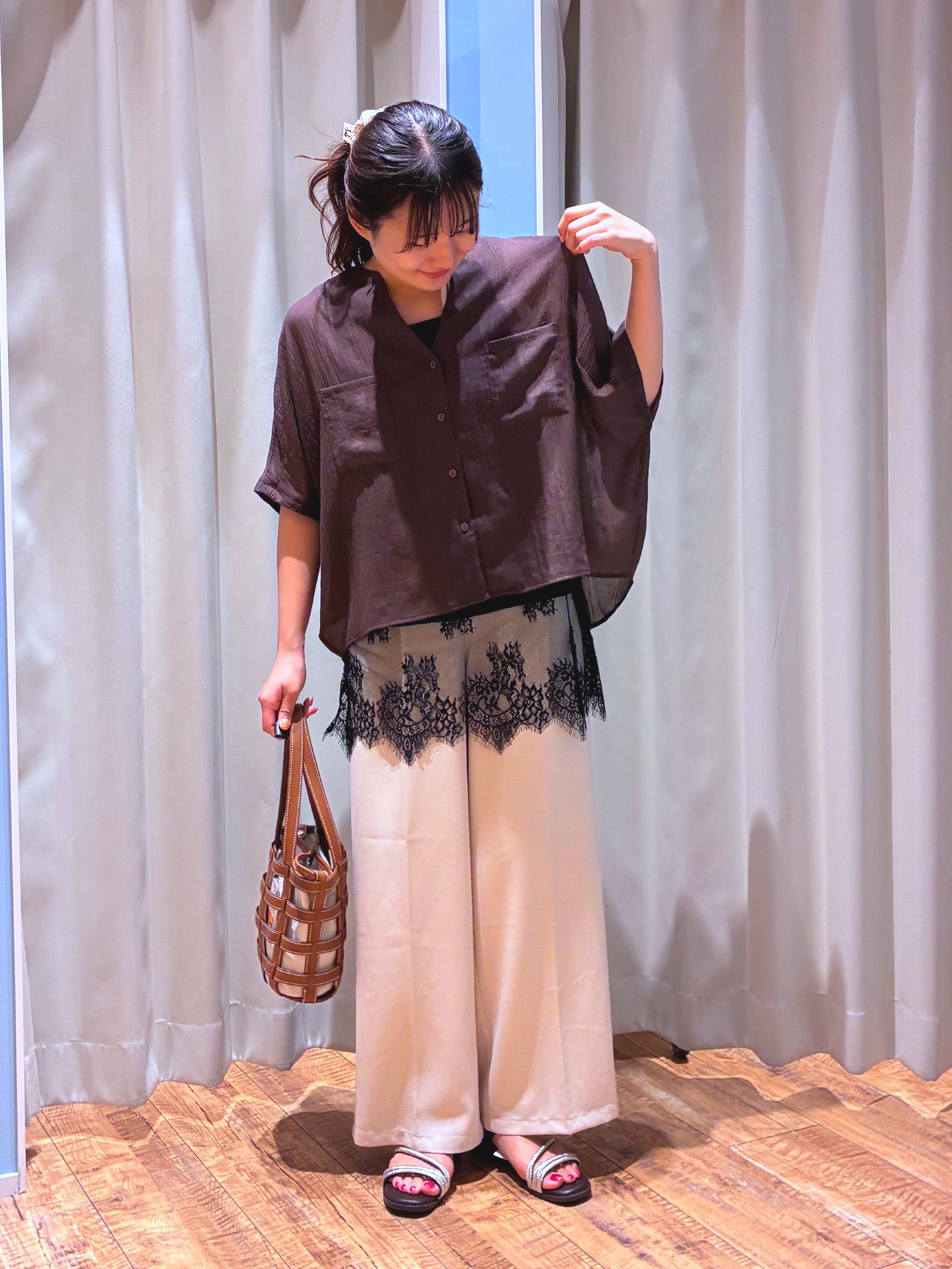 もんちゃんさんの「SHOO･LA･RUE｜【洗濯機可/選べる6色】程よいシアー感が涼し気 ゆったりワッシャードルマンブラウス」を使ったコーディネート