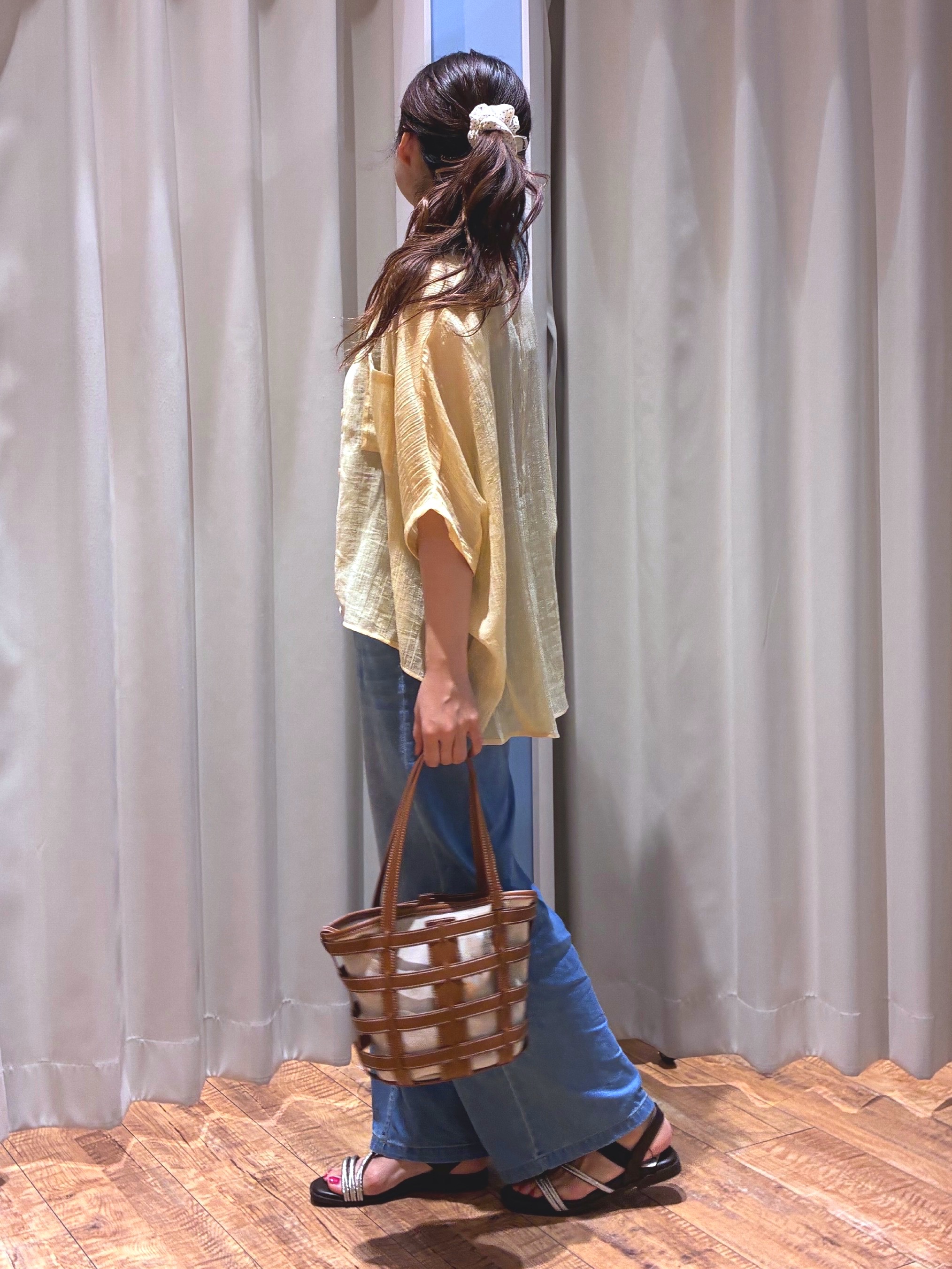 もんちゃんさんの「SHOO･LA･RUE｜【洗濯機可/選べる6色】程よいシアー感が涼し気 ゆったりワッシャードルマンブラウス」を使ったコーディネート