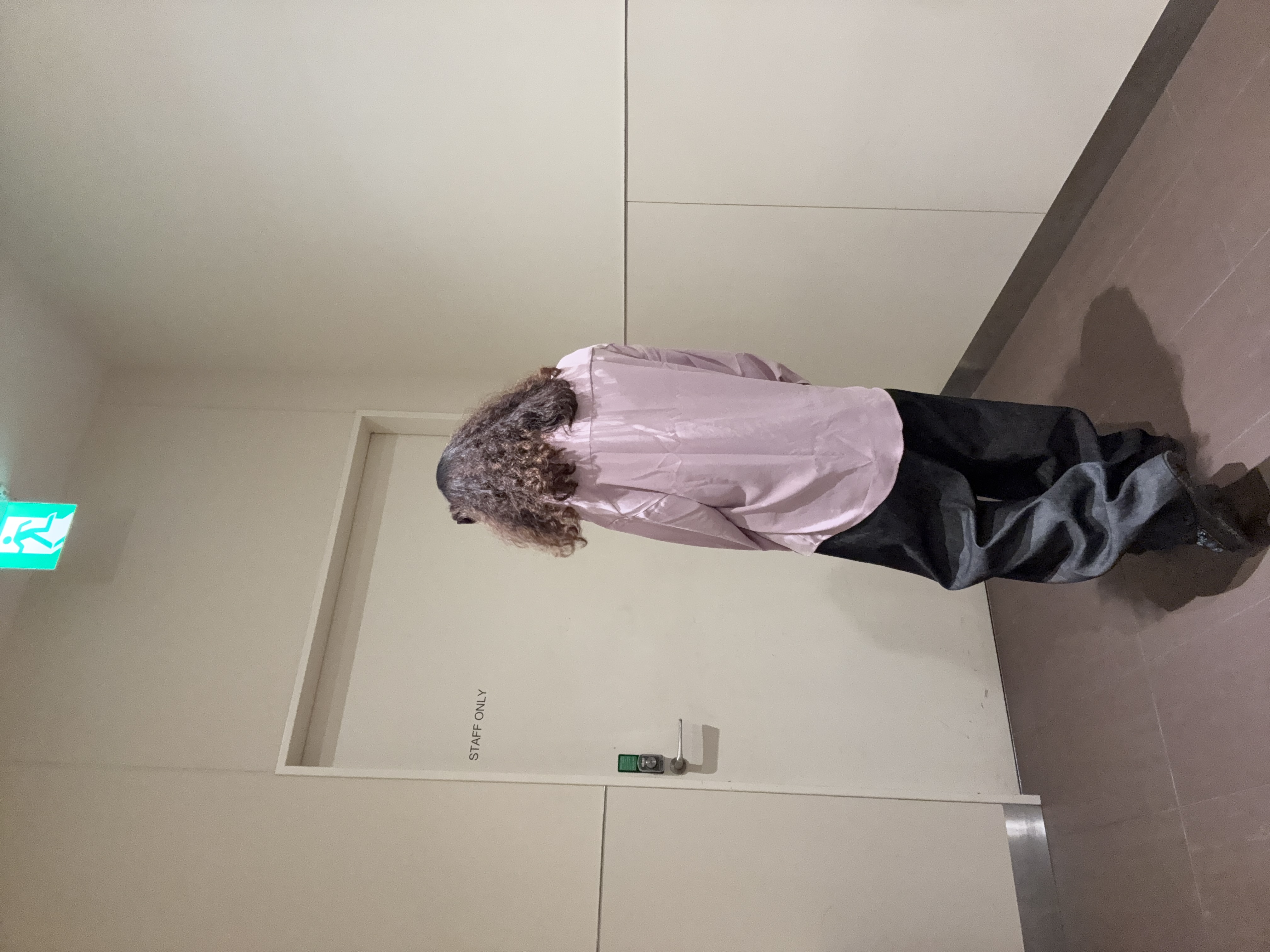 安本有里さんの「tk.TAKEO KIKUCHI｜【色褪せしにくいデニム】Comfy Fadeless Denim Seriesバレルデニム」を使ったコーディネート