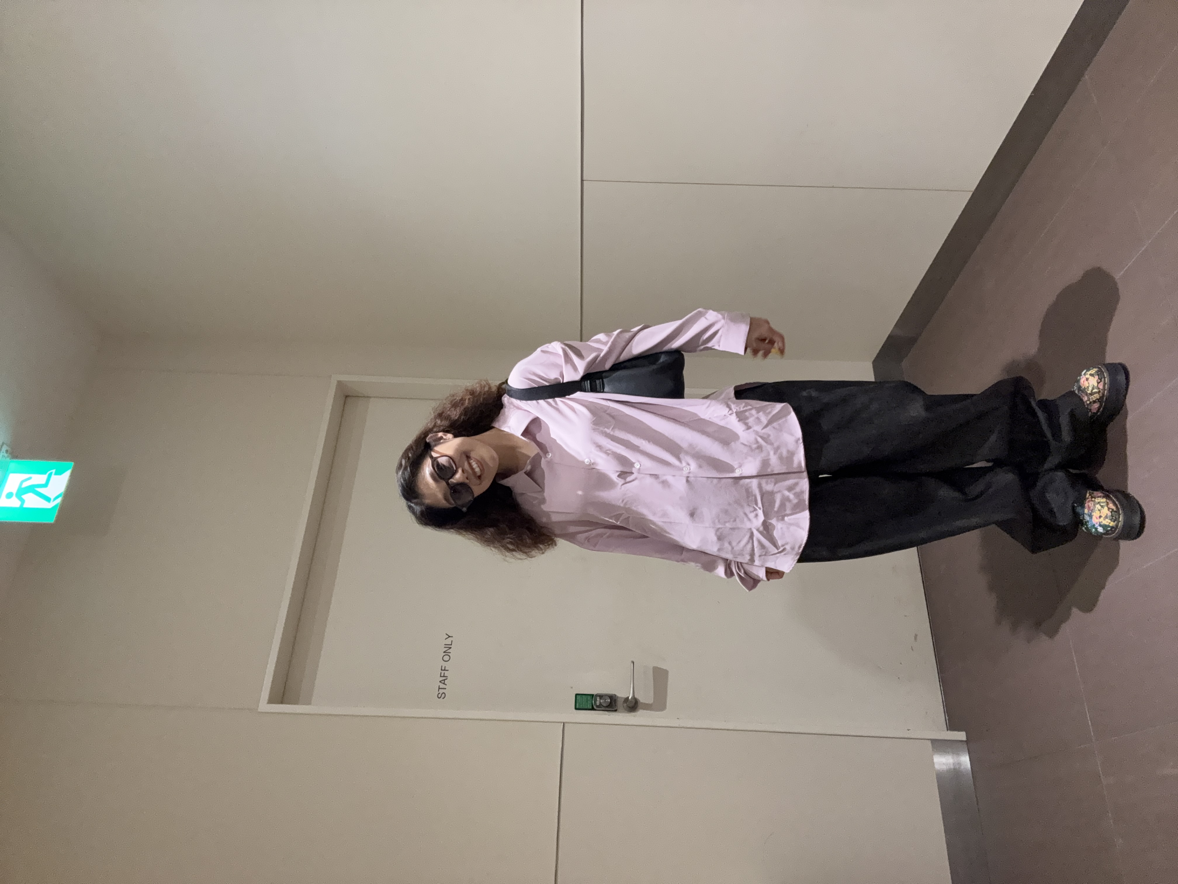 安本有里さんの「tk.TAKEO KIKUCHI｜【色褪せしにくいデニム】Comfy Fadeless Denim Seriesバレルデニム」を使ったコーディネート