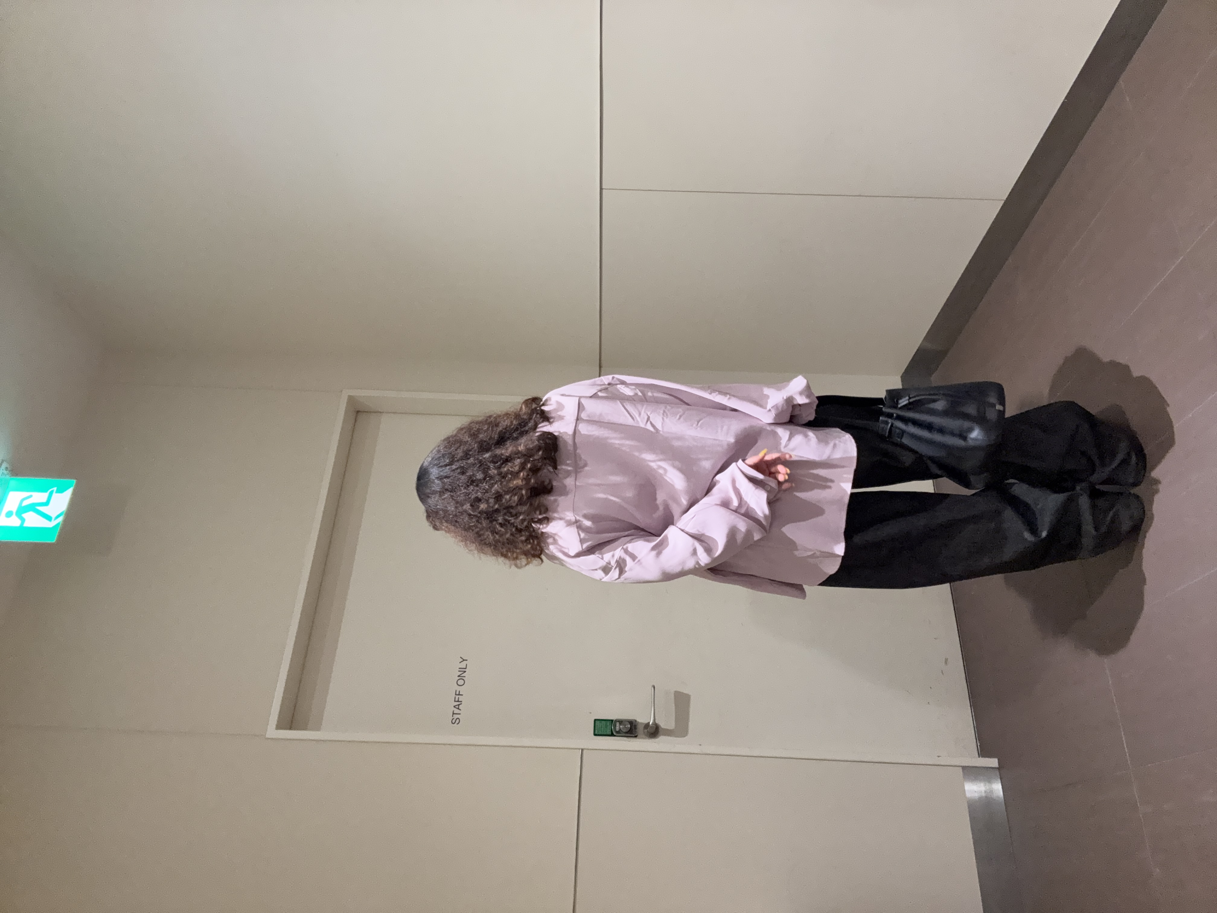 安本有里さんの「tk.TAKEO KIKUCHI｜【色褪せしにくいデニム】Comfy Fadeless Denim Seriesバレルデニム」を使ったコーディネート